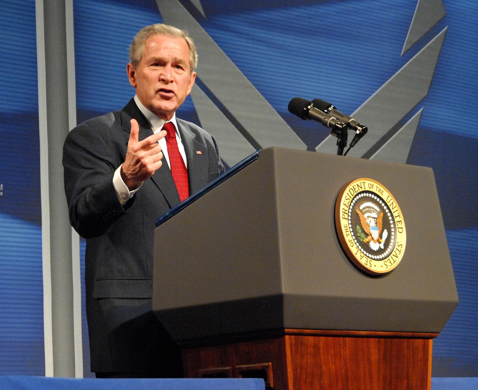 President George W. Bush discusses the war on terrorism with about 1,100 attendees at the National Museum of the U.S. Air Force March 27. The president landed at nearby Wright-Patterson Air Force Base, Ohio, and traveled to the museum, where he spoke for about 40 minutes. President Bush thanked Airmen for their role in the fight against terrorism and outlined the need for continued support to Iraq. (U.S. Air Force photo/Ben Strasser) 