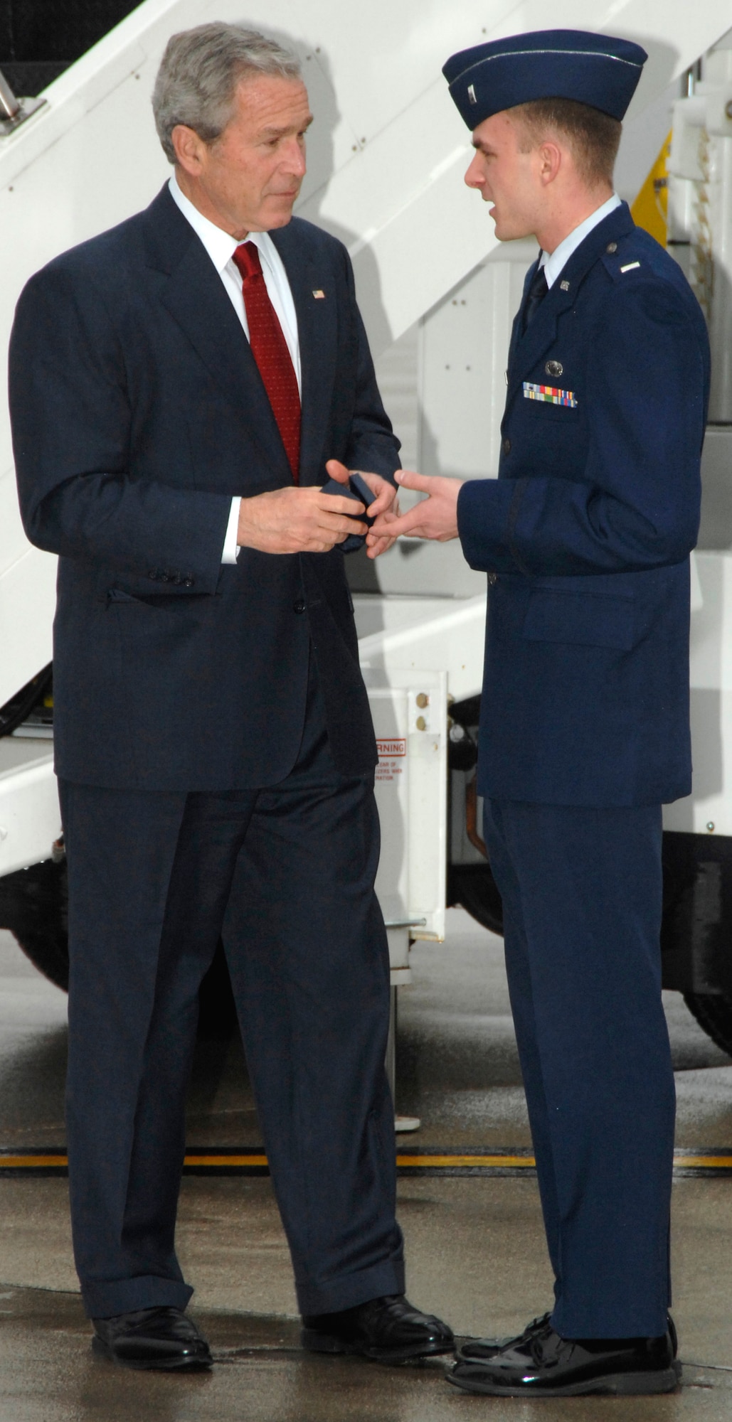 President George W. Bush presents the President's Volunteer Service award to 1st Lt. Robert Goodreau during the president's visit to Wright-Patterson Air Force Base, Ohio, March 27. (Air Force photo by Al Bright)