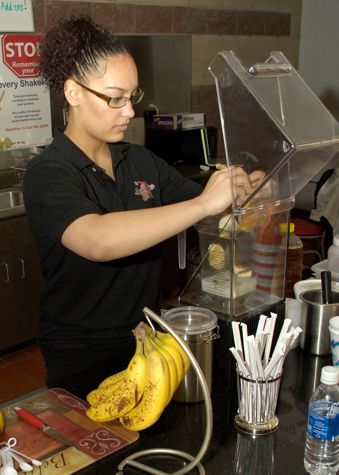 Ms. Chante Rue, Smoothie Zone employee, makes a smoothie March 19, 2008, at Holloman Air Force Base, N.M. The Smoothie Zone recently opened March 14. (U.S. Air Force photo/Airman 1st Class Michael J. Means )