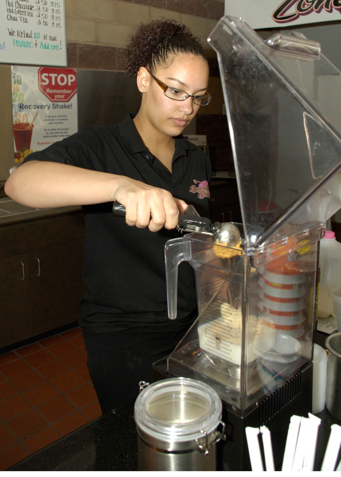 Ms. Chante Rue, Smoothie Zone employee, makes a smoothie March 19, 2008, at Holloman Air Force Base, N.M. The Smoothie Zone recently opened March 14. (U.S. Air Force photo/Airman 1st Class Michael J. Means )
