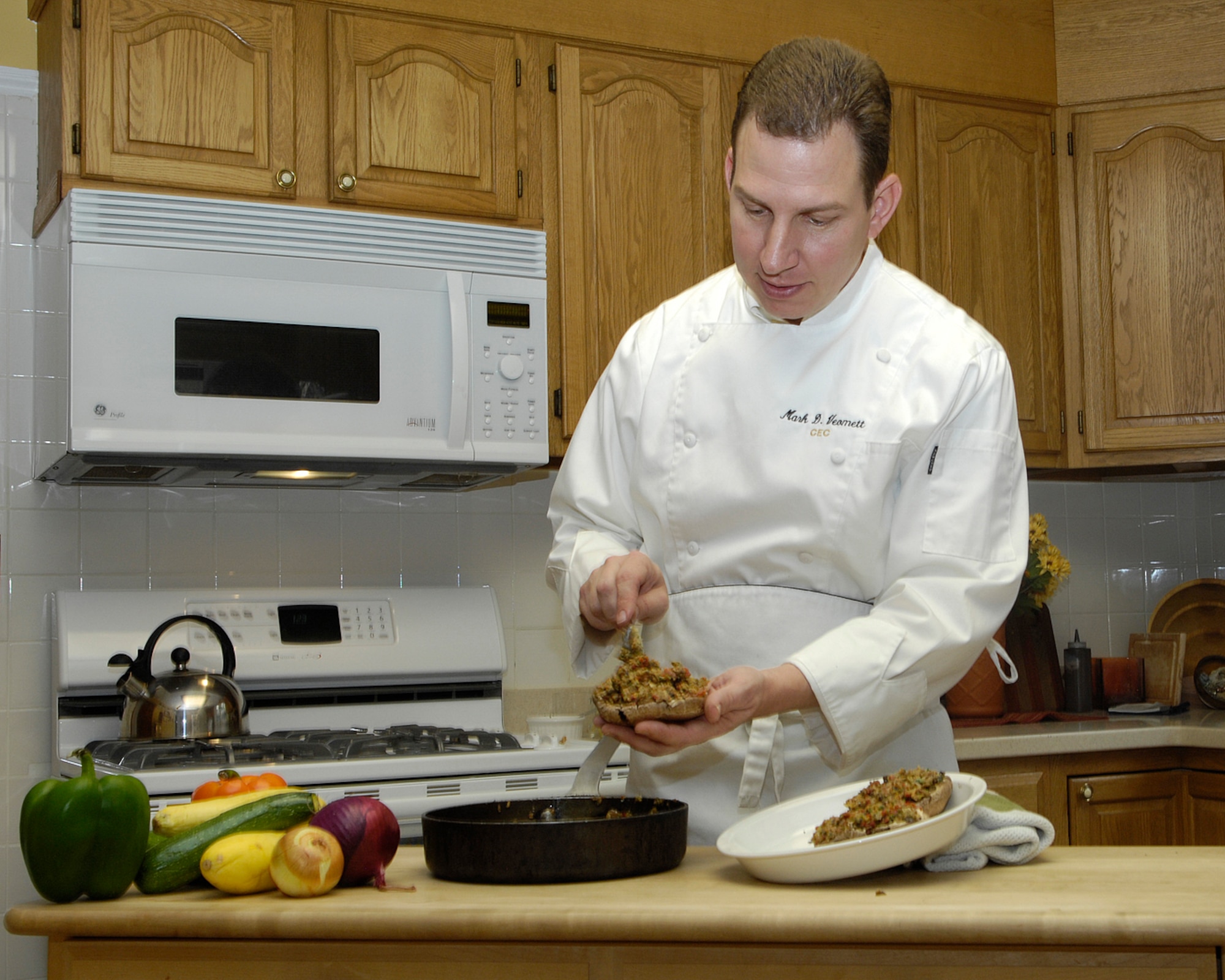 HANSCOM AFB, Mass. -- Senior Master Sgt. Mark Veomett, enlisted aide to the Electronic Systems Center Commander Lt. Gen. Ted Bowlds, uses fresh ingredients to prepare a healthy and delicious main course on April 30.  Sergeant Veomett teamed up with Senior Master Sgt. Ibrahim Hamdan, enlisted aide to the Air Force Materiel Command Commander Gen. Bruce Carlson, to represent the Air Force in the Freedom Chefs Challenge. Each service sent a two-person team to Salt Lake City, Utah, to participate in the first all-services “Iron Chef”-style competition, which was part of the 2008 American Culinary Federation Western Regional Conference. (U.S. Air Force photo by Linda LaBonte Britt) 