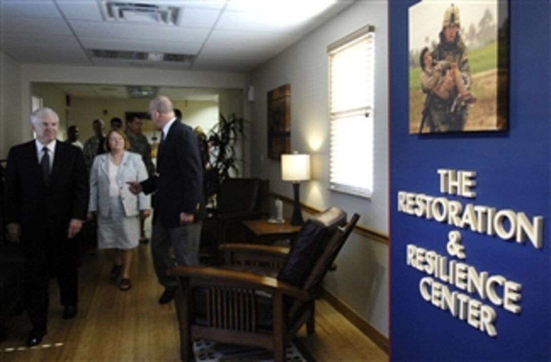 Defense Secretary Robert M. Gates, left, and his wife Becky, tour the Restoration and Resilience center at Ft. Bliss in El Paso, Texas, May 1, 2008.  The center helps treat soldiers who return from combat with post traumatic stress syndrome.  