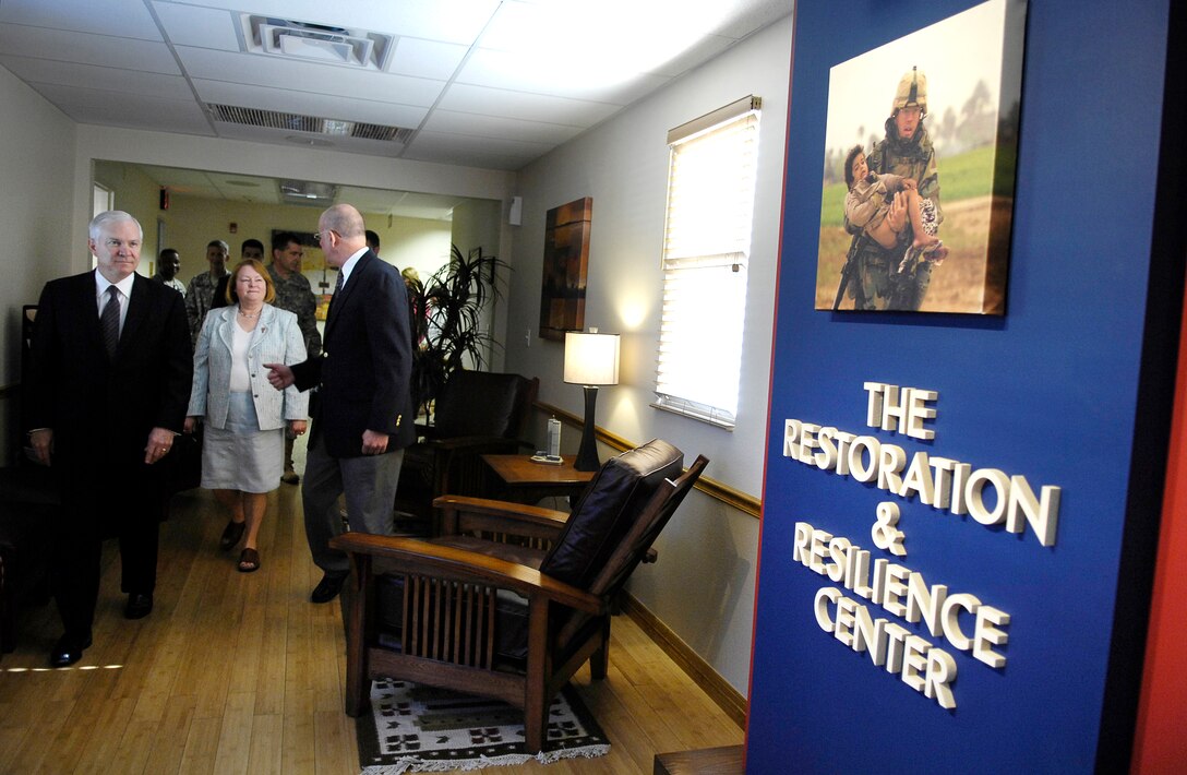 Defense Secretary Robert M. Gates and his wife, Becky, led by Dr. John Fortunato, tour the Restoration and Resilience Center on Fort Bliss, El Paso, Texas, May 1, 2008.  
