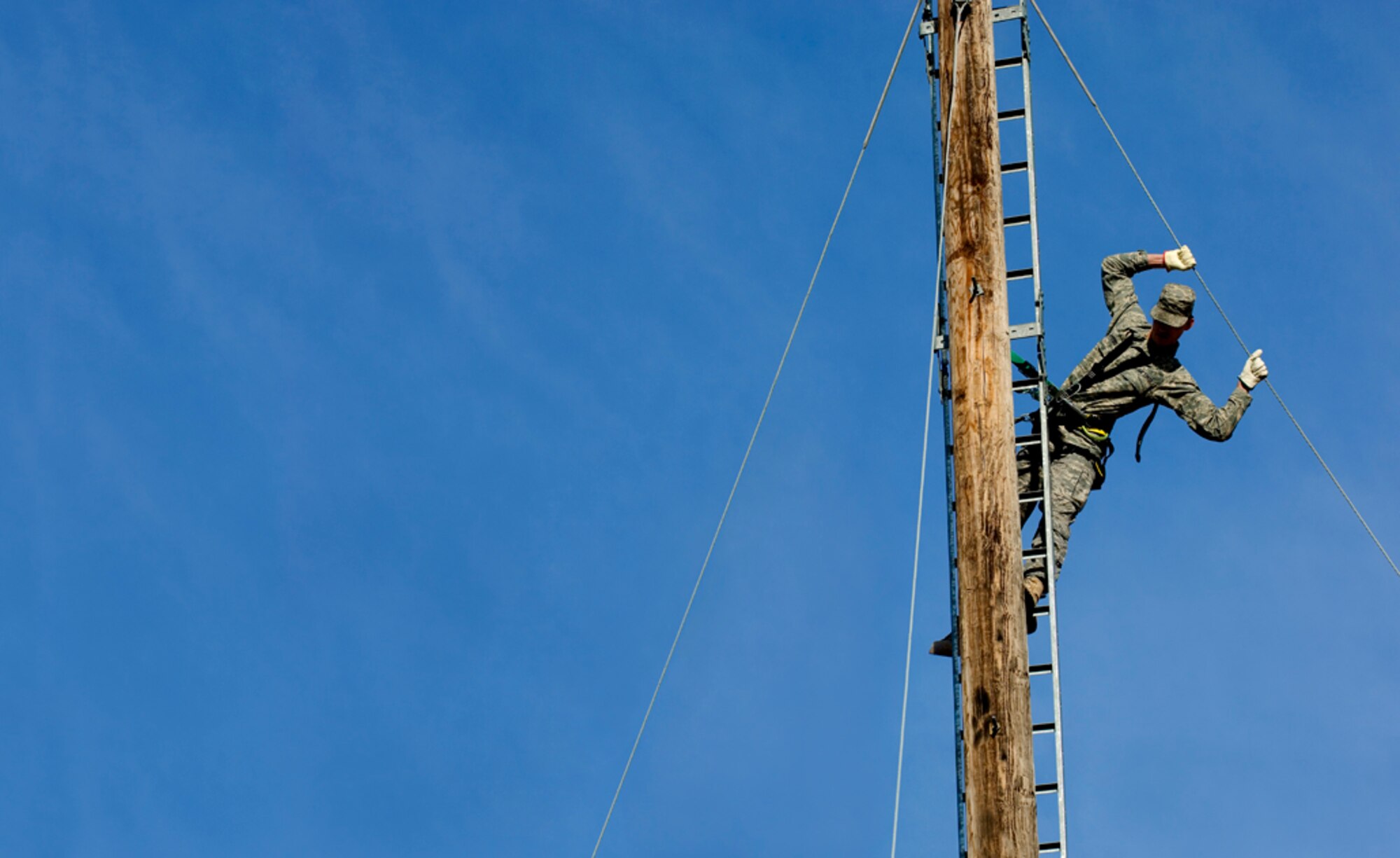 Extreme pull-ups, such as the ones performed by Airman Basic Steven Ayers, can make anyone skittish — especially those with a fear of heights.
(photo by Tech. Sgt. Matthew Hannen)