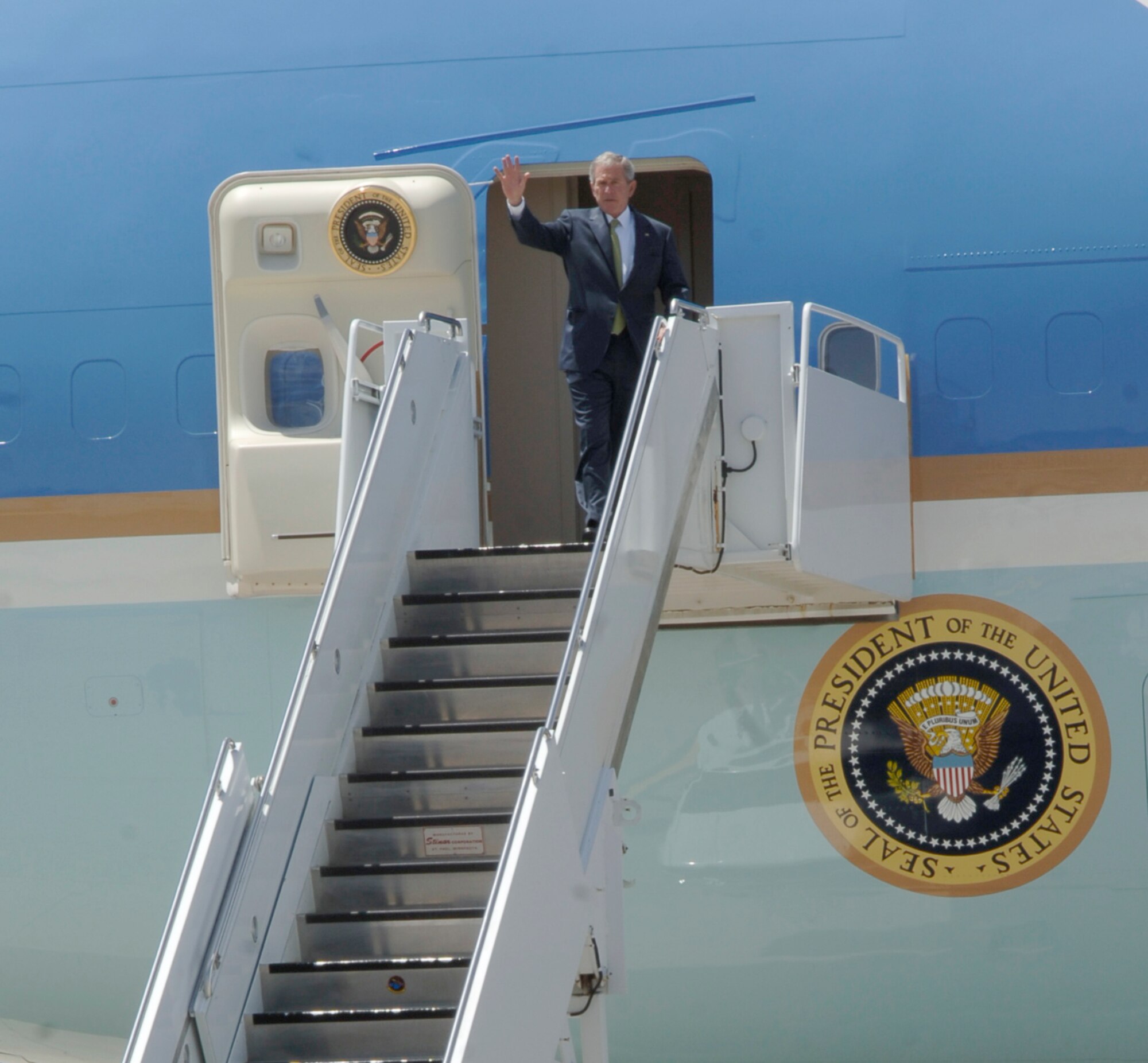 MCCONNELL AIR FORCE BASE, Kan. –- President George W. Bush waves to McConnell members May 4, while debarking Air Force One. The president transitioned through McConnell to Greensburg and gave commencement speech to 18 high school graduates, despite their struggles from a F-5 tornado that devastated the town in May 2007. (Photo by Senior Airman Roy Lynch III)