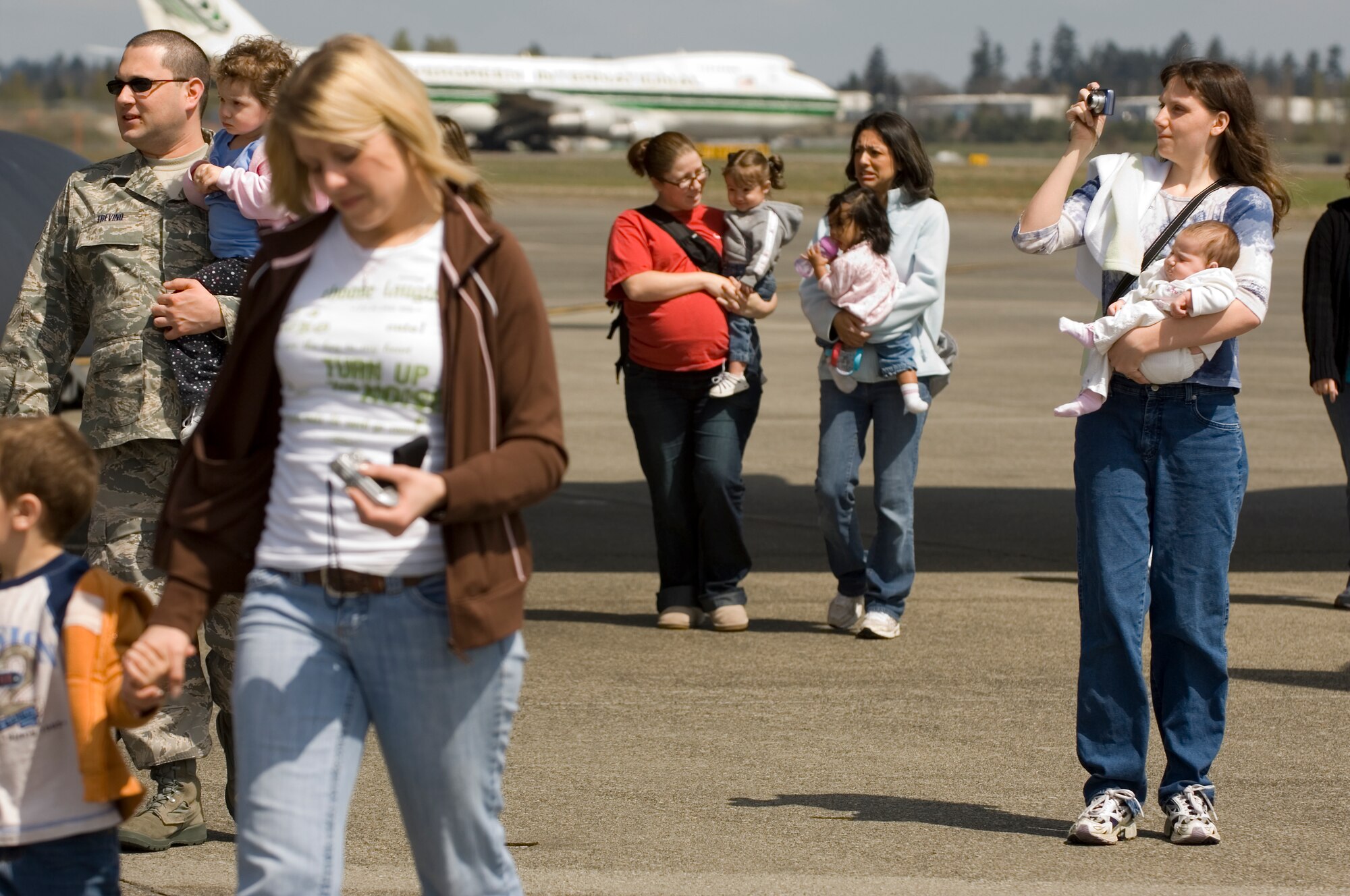 A group of McChord families head for a waiting bus following their tour of the aircraft.