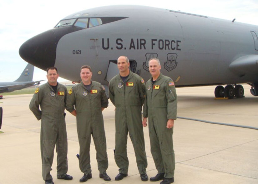 AFRC Commander recognizes 507th ARW aircrew > 507th Air Refueling Wing ...