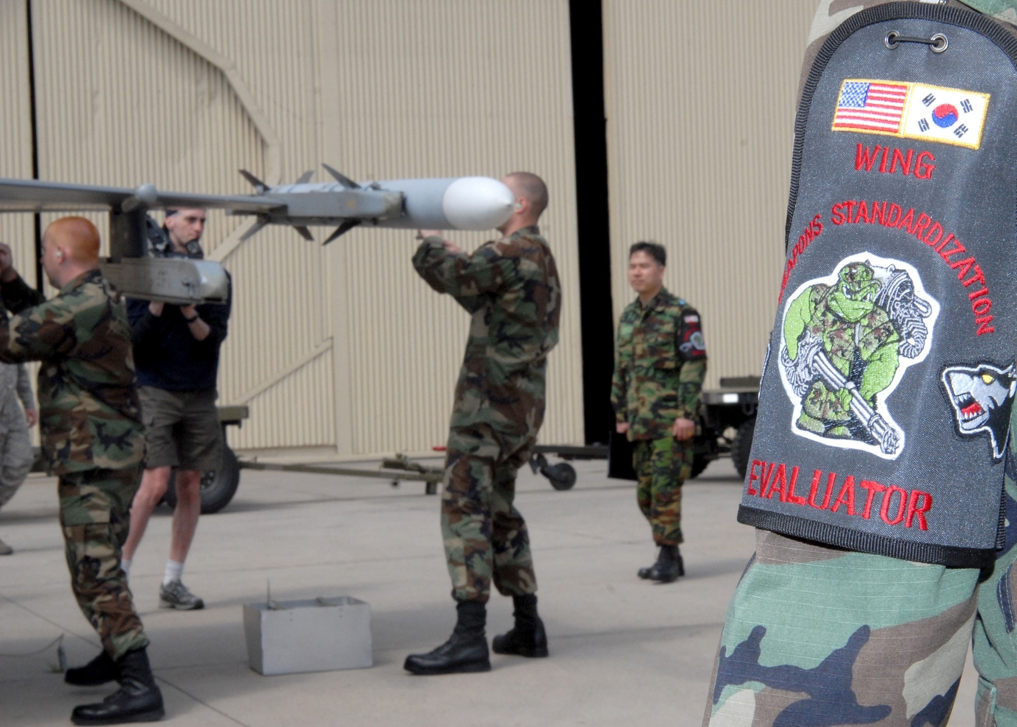 KUNSAN AIR BASE, Republic of Korea— Evaluators watch the loading procedures of members of the 80th Aircraft Maintenance here May 10. (U.S. Air Force photo/Staff Sgt. Araceli Alarcon)