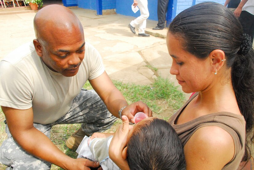 COMASAGUA, El Salvador ? Army Staff Sgt. Alfred Wyatt gives anti-parasitic medicine to a young Slavadoran boy May 8 at a school near Comasagua, El Salvador, during Fuerzas Aliadas Humanitarias 2008, the U.S. Southern Command and Salvadoran Ministry of Defense-sponsored exercise held throughout the Central American region May 5-15. (U.S. Air Force photo by Tech. Sgt. William Farrow)  