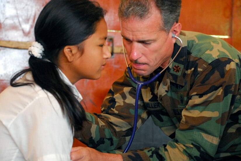 COMASAGUA, El Salvador ? Air Force Major Paul Miller examines a Salvadoran girl May 7 at a school near Comasagua, El Salvador during Fuerzas Aliadas Humanitarias 2008, the U.S. Southern Command and Salvadoran Ministry of Defense-sponsored exercise held throughout the Central American region May 5-15. The medical readiness training exercise allowed Joint Task Force-Bravo to deploy a medical team to perform real-world medical care during the disaster planning and operations-focused exercise. (U.S. Air Force photo by Tech. Sgt. William Farrow)  