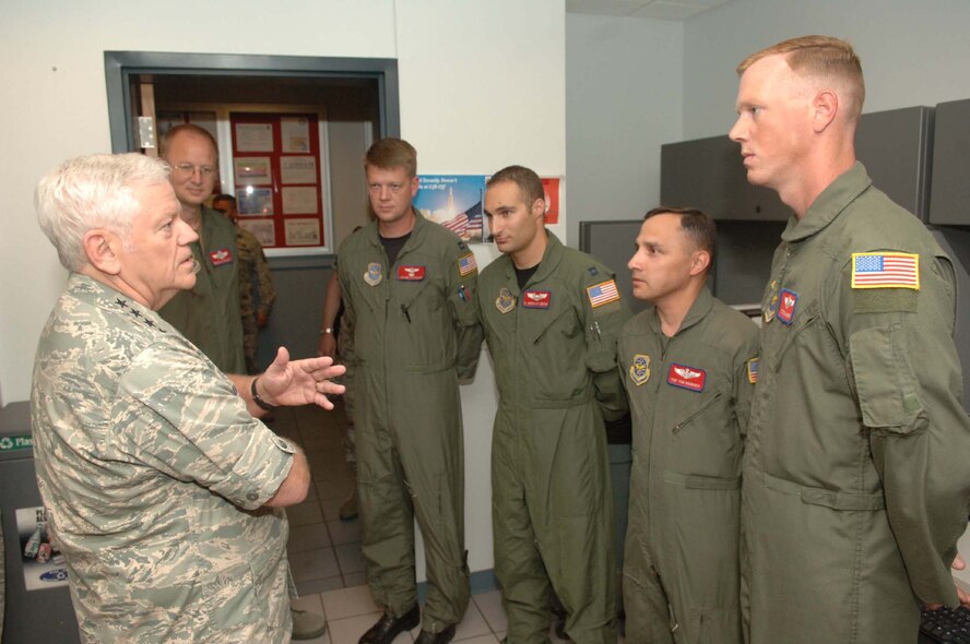 DYESS AIR FORCE BASE, Texas -- General Arthur J. Lichte, Air Mobility Command commander, visits with the Doolittle Trophy winners May 8. The Doolittle Trophy is presented to the top aircrew in AMC. (U.S. Air Force photo by Airman 1st Class Michael Breaux)