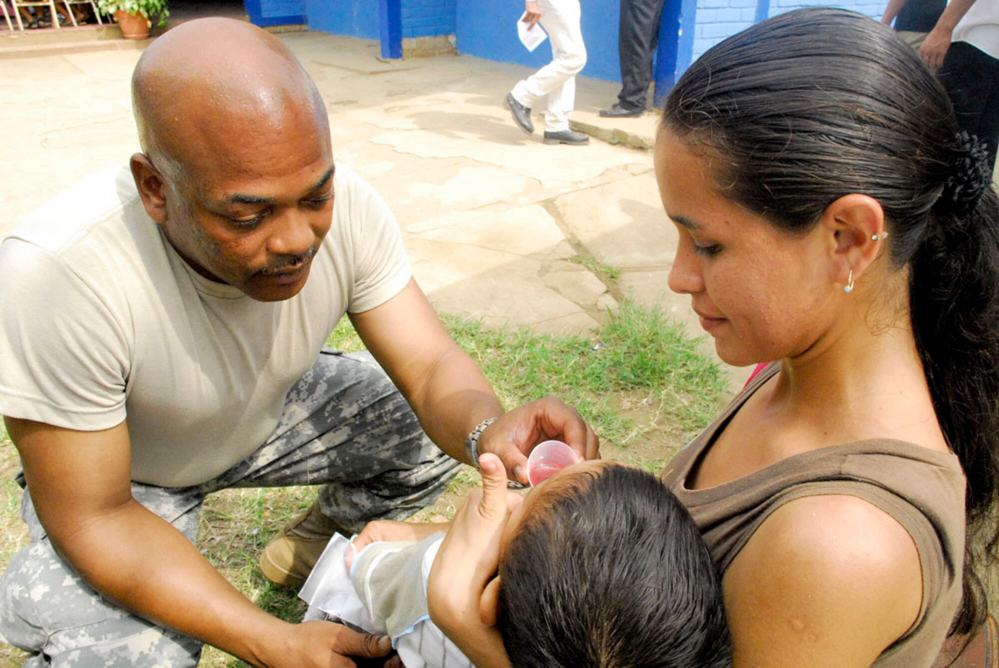 Army Staff Sgt. Alfred Wyatt gives anti-parasitic medicine to a young Slavadoran boy May 8 at a school near Comasagua, El Salvador, during Fuerzas Aliadas Humanitarias 2008, the U.S. Southern Command and Salvadoran Ministry of Defense-sponsored exercise held throughout the Central American region May 5 to 15. (U.S. Air Force photo/Tech. Sgt. William Farrow)  