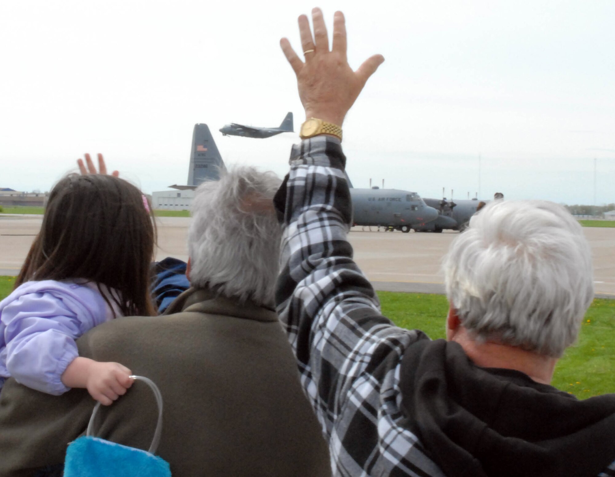 NIAGARA FALLS AIR RESERVE STATION, N.Y. - Family members of 914th Airlift Wing reservists wave goodbye as their loved ones depart for Southwest Asia in support of Operation Iraqi Freedom.  (U.S. Air Force photo / Airman Andrew Caya)