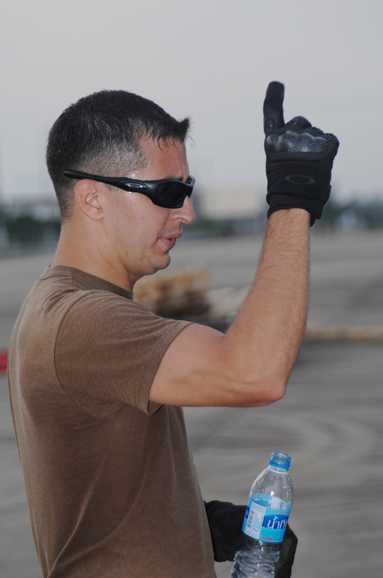 Utapao, Thailand - Technical Sgt Adam Rodriguez directs a forklift operator for the transfer of humanitarian aid supplies from a Boeing 747 commercial airplane to be palletized and delivered to victims of Cyclone Nargis in Burma May 16. TSgt Rodriguez is with the 36th Contingency Response Squadron from Andersen AFB, Guam. (USAF photo/Senior Airman Sonya Croston)(RELEASED)