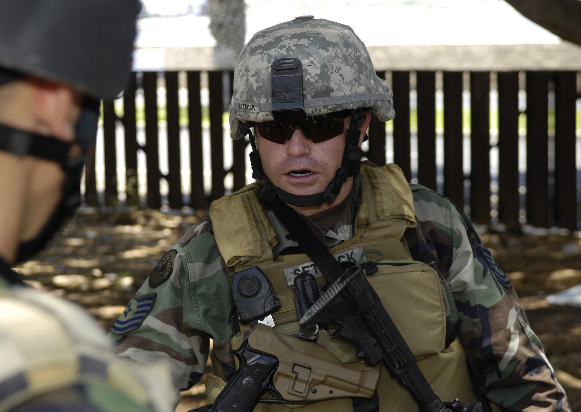 Tech. Sgt. Richard Setlock, a JTAC with the 25th Air Support Operations Squadron out of Wheeler Army Air Field, Hawaii, outlines his team's breach plan during training on May 7, 2008 at Hickam Air Force Base, Hawaii. (US Air Force photo / Tech. Sgt. Chris Vadnais)