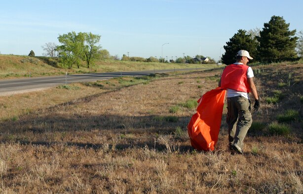 Master Sgt. Alphonso Crispi, of the 419th Maintenance Squadron, scours a stretch of I-15 for garbage Saturday morning. Sergeant Crispi volunteered as part of the semiannual 419th Top Three’s Highway Cleanup Project, joining about 20 other volunteers from among other units within the wing. “This is another great opportunity to serve the community, help out the wing, and meet some new folks,” said Master Sgt. Jeffrey Hartman, of the 419th MXS, who organized the affair. Volunteers gathered bottles, wrappers, and other debris along the Interstate near Hill Air Force Base’s west gate. By midmorning, the team had gathered 30 bags of trash that weighed in around 1,200 pounds. (U.S. Air Force photo/Bryan Magaña)