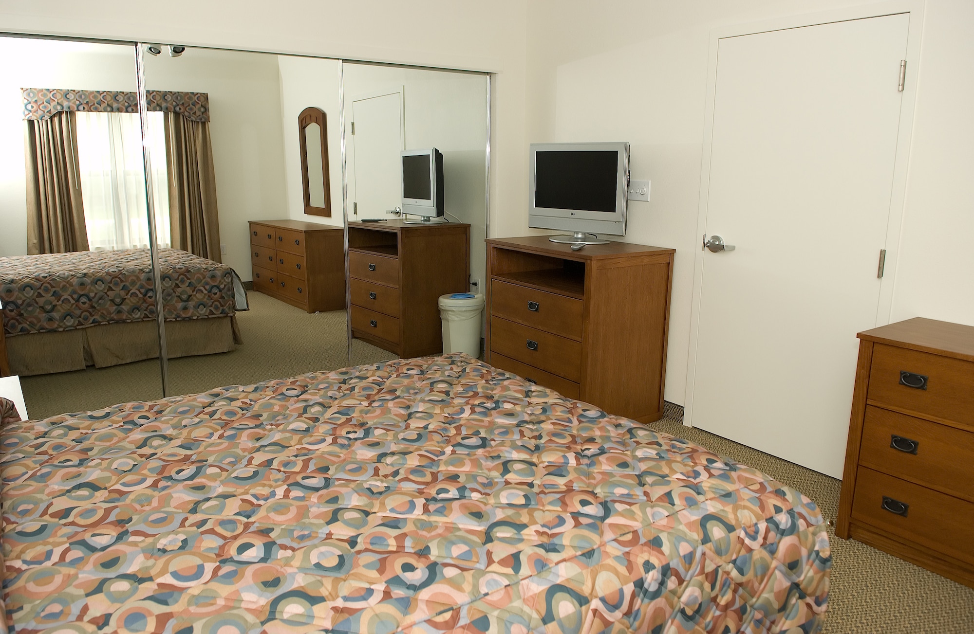 Dover Air Force Base opened a brand-new temporary lodging facility May 2.  The new TLF includes 10 one-bedroom and 10 two-bedroom units for families to stay in when they are moving to or from Dover AFB.  Each unit comes equipped with a full-size kitchen, washer and dryer, and television in the living room and master bedroom.  (U.S. Air Force Photo/Jason Minto)