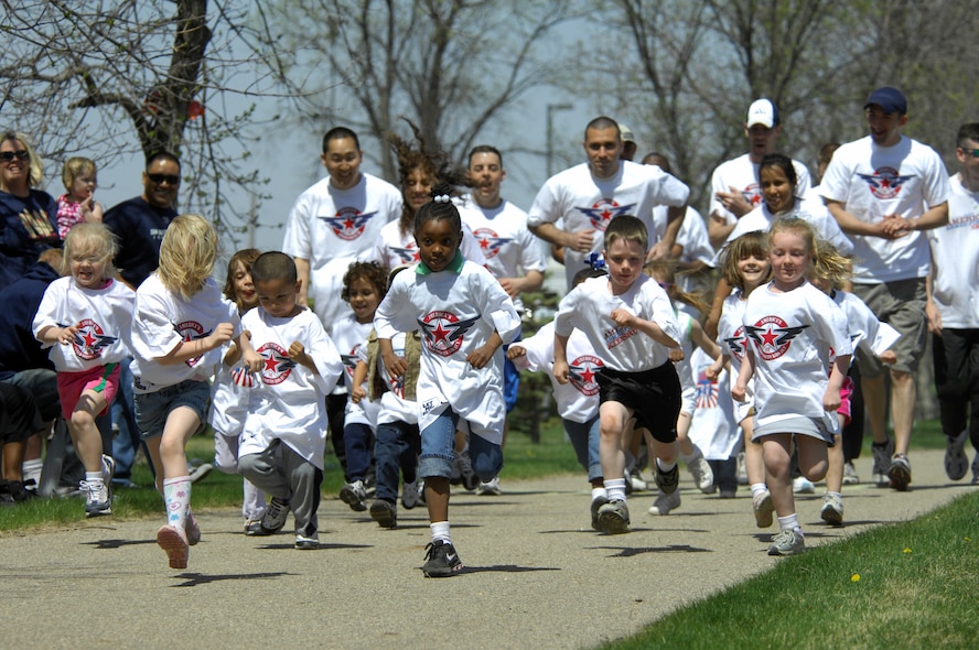 MINOT AIR FORCE BASE, N.D. -- The youngest runners begin their race at the America's Kids Run May 17 at Bud Ebert Park here. (U.S. Air Force photo by Airman 1st Class Benjamin Stratton)