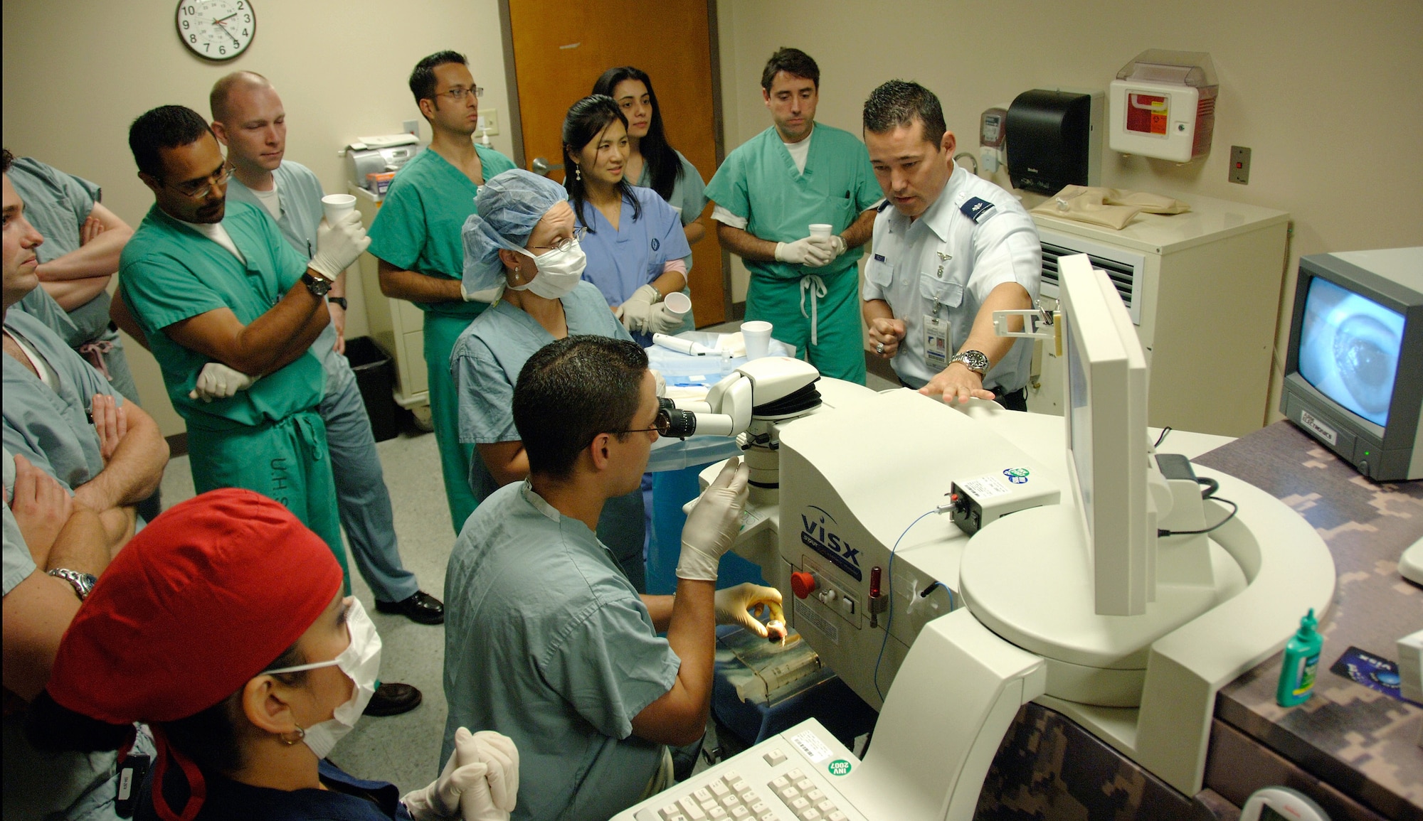 Lt. Col. (Dr.) Charles Reilly (right) instructs ophthalmology residents from Wilford Hall Medical Center, Brooke Army Medical Center and the University of Texas Health Science Center May 9 at the Joint Warfighter Refractive Surgery Center at WHMC at Lackland Air Force Base, Texas. Dr. Reilly is the consultant to the Air Force Surgeon General for Refractive Surgery and the Air Force?s only certified physician trainer for refractive surgery. (U.S. Air Force photo/Master Sgt. Kimberly A. Yearyean-Siers)