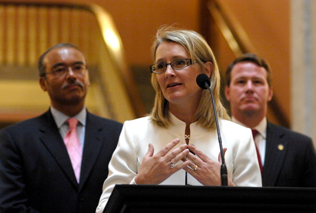 Artist Anita Miller speaks about the portraits she painted of the 23 servicemembers from Lima Company who gave their lives in defense of our nation during the Lima Company Memorial unveiling ceremony at the Ohio Statehouse in Columbus, Ohio, May 23, 2008. 