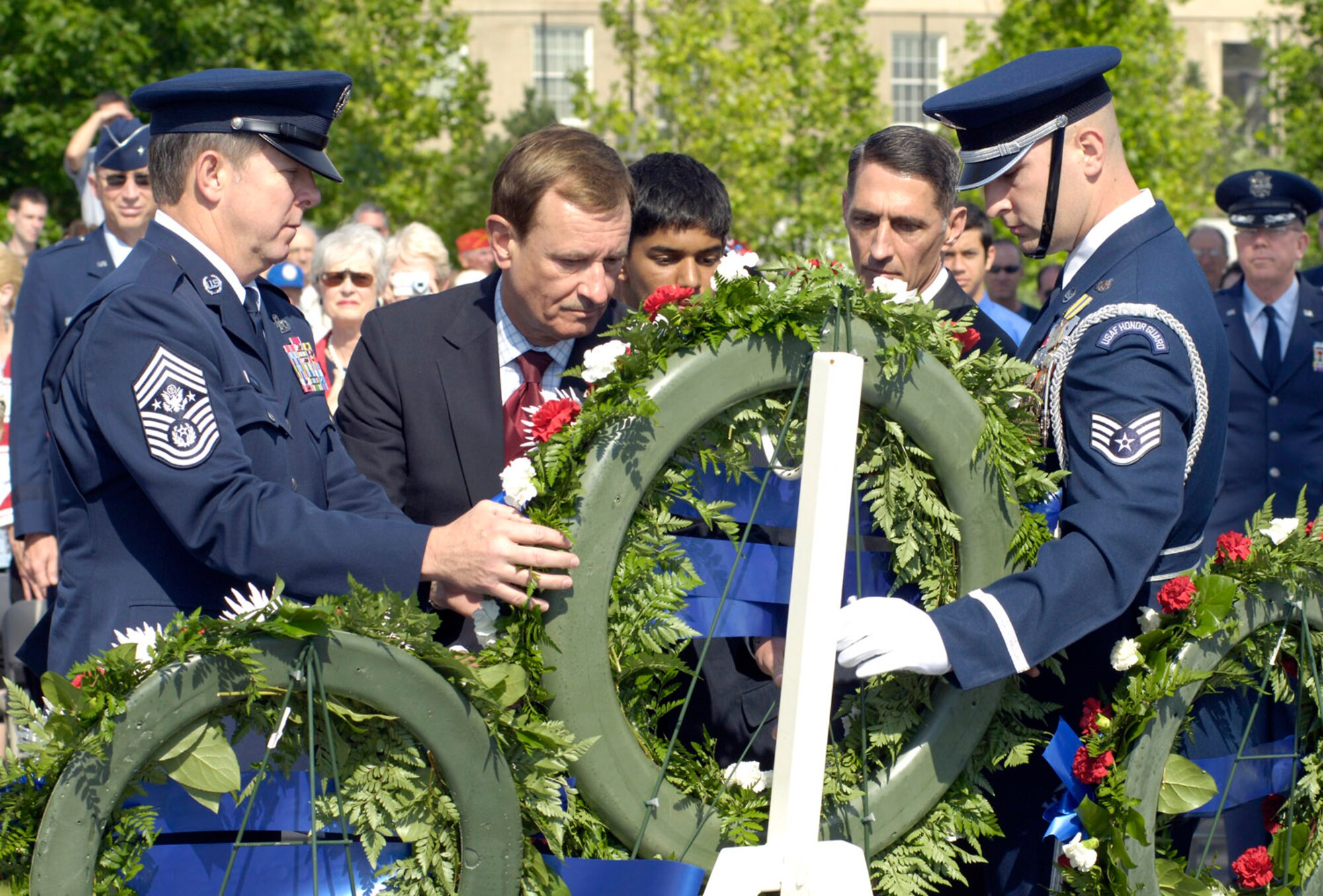 During a Memorial Day ceremony at the Air Force Memorial from left to right: Chief Master of the Air Force Rodney J. McKinley helps lay a wreath in tribute to the more than 55,000 Airman, since World War I, who have given their lives in service to their country, Washington, D.C., May 26, 2008. The ceremony was co-sponsored by the Air Force Association and Air Force Sergeants Association. (U.S. Air Force photo by Master Sgt. Jim Varhegyi)

