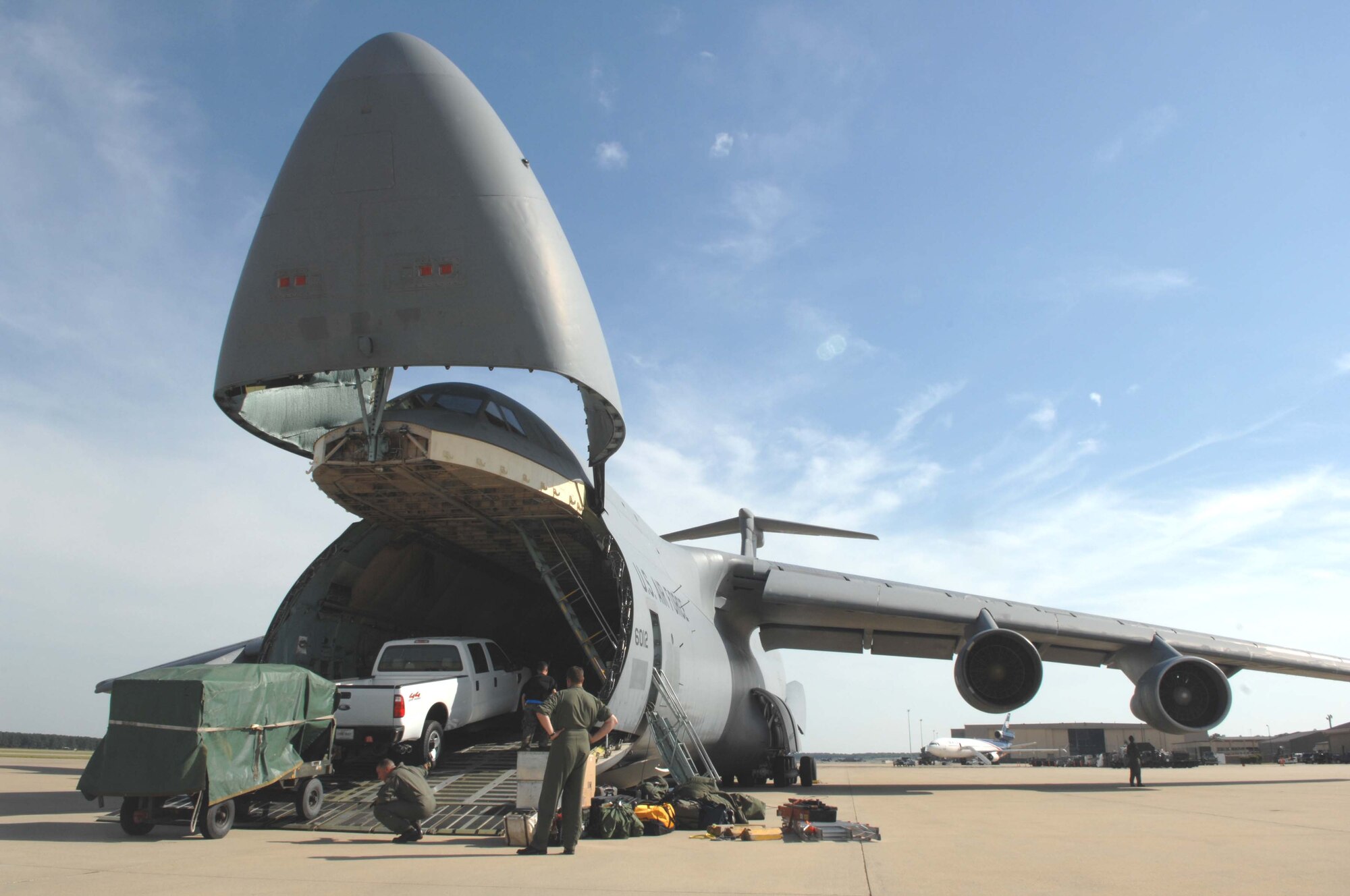 SHAW AIR FORCE BASE, S.C. -- Airmen from the 20th Logistics Readiness Squadron and 337th Airlift Squadron load cargo on a C-5 Galaxy for Airmen set to deploy on May 22. More than 200 Airmen and a dozen F-16s from the 20th Fighter Wing deployed to Southwest Asia to support the Global War on Terrorism. (U.S. Air Force photo/Airman 1st Class Matthew Davis)
