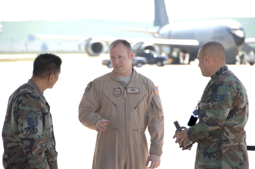 TRAVIS AIR FORCE BASE, Calif. -- Staff Sgt. Rob Owens, a flying crew chief from the 60th Aircraft Maintenance Squadron, Travis AFB, Calif., discusses needed repairs on a C-5 Galaxy with crew chiefs Master Sgt. Kevin Fejarang (left) and Staff Sgt. Alfred Hall (right), Reservists with the 349th Aircraft Maintenance Squadron, here. (U.S. Air Force photo/Tech Sgt. Tony Castro)