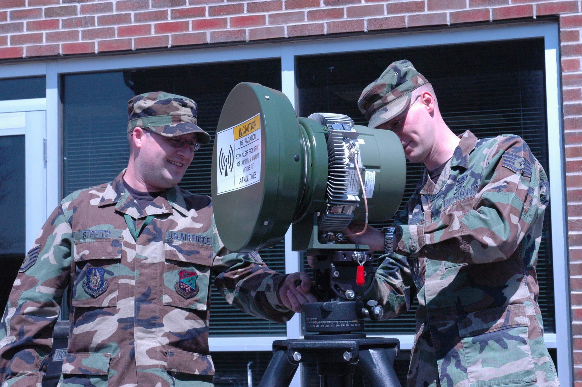 Staff Sgts. Sean Stretch (left) and Curt Richter, 934th Communications Flight set up a line of site radio frequency module during a training exercise.  The module extends the range of voice and data communications in the field.
Photo by Staff Sgt. Michael Edmond.