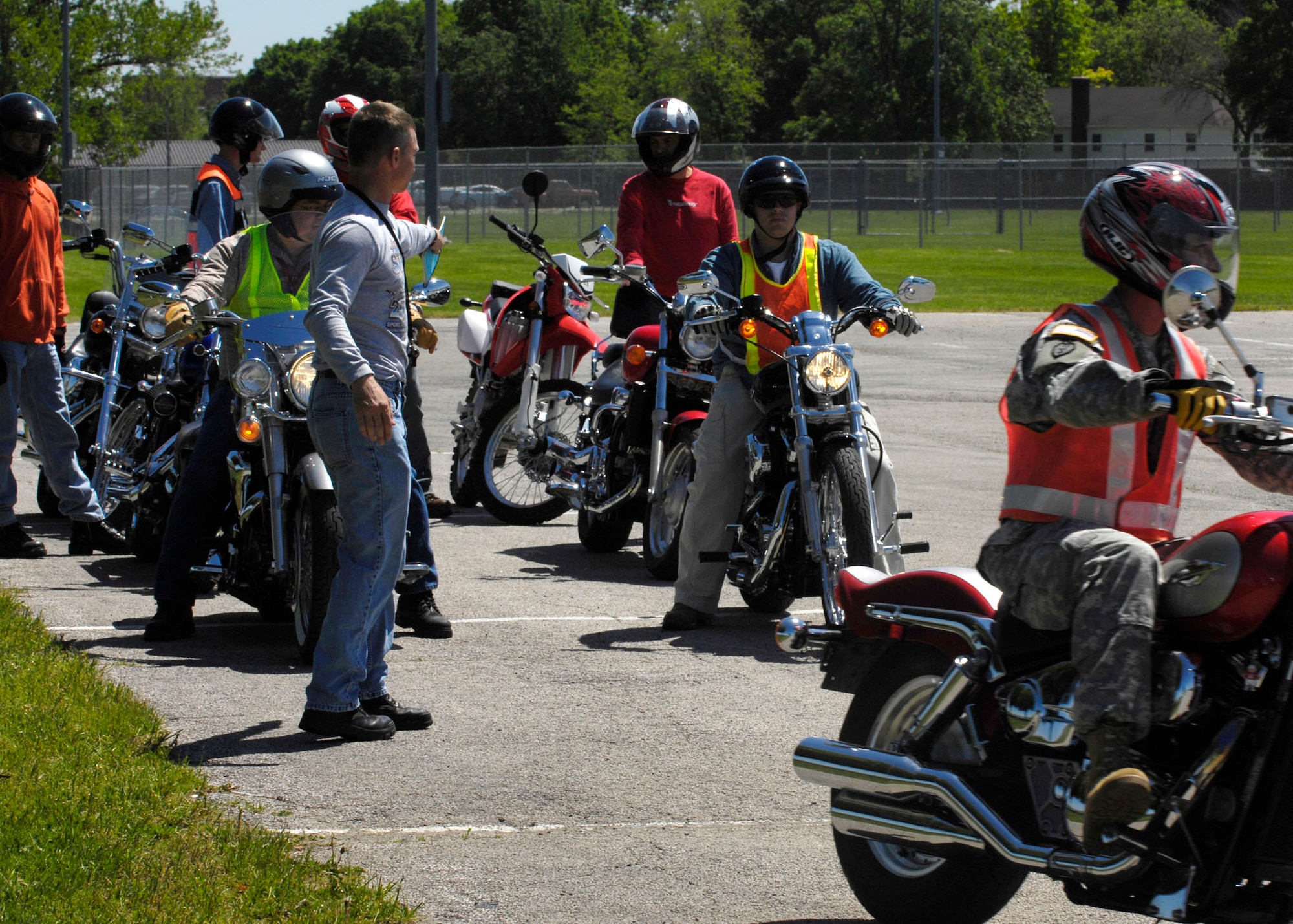 SCOTT AIR FORCE BASE, Ill. -- Master Sgt John Theiral of Air Mobility Command gives instructions to motorcycle safety class students May 23. (U.S. Air Force photo/Senior Airman Mildred Guevara)