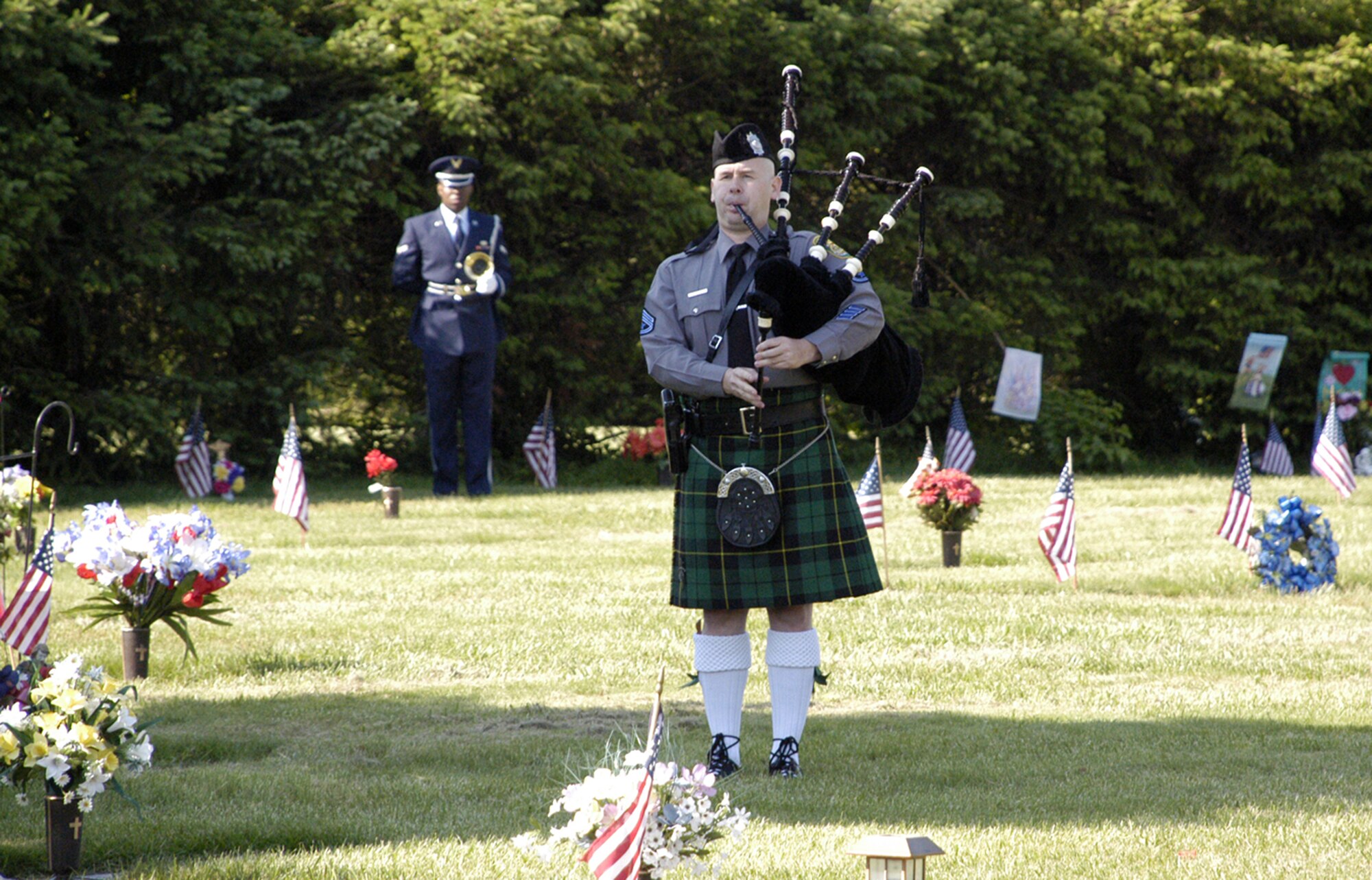 Cpl. Chad Burnet, Dover Police, paid his respects during the Memorial Day service at Sharon Hills Memorial Park by playing ‘Amazing Grace’ on his bagpipe. (U.S. Air Force photo/Airman 1st Class Shen-Chia Chu)
