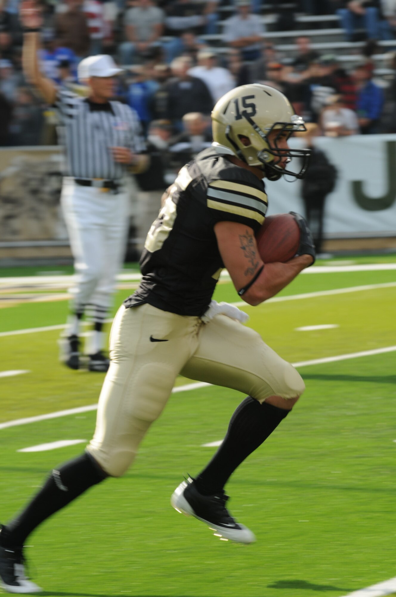 Army quarterback Matt Ardent, a freshman from Nashville, Tenn., sprints down the field during the Air Force/Army showdown Nov. 1 in West Point, N.Y.  The Air Force Falcons beat the Army Black Knights 16-7 during the annual game. (Photo courtesy of Kimberly Peterson)