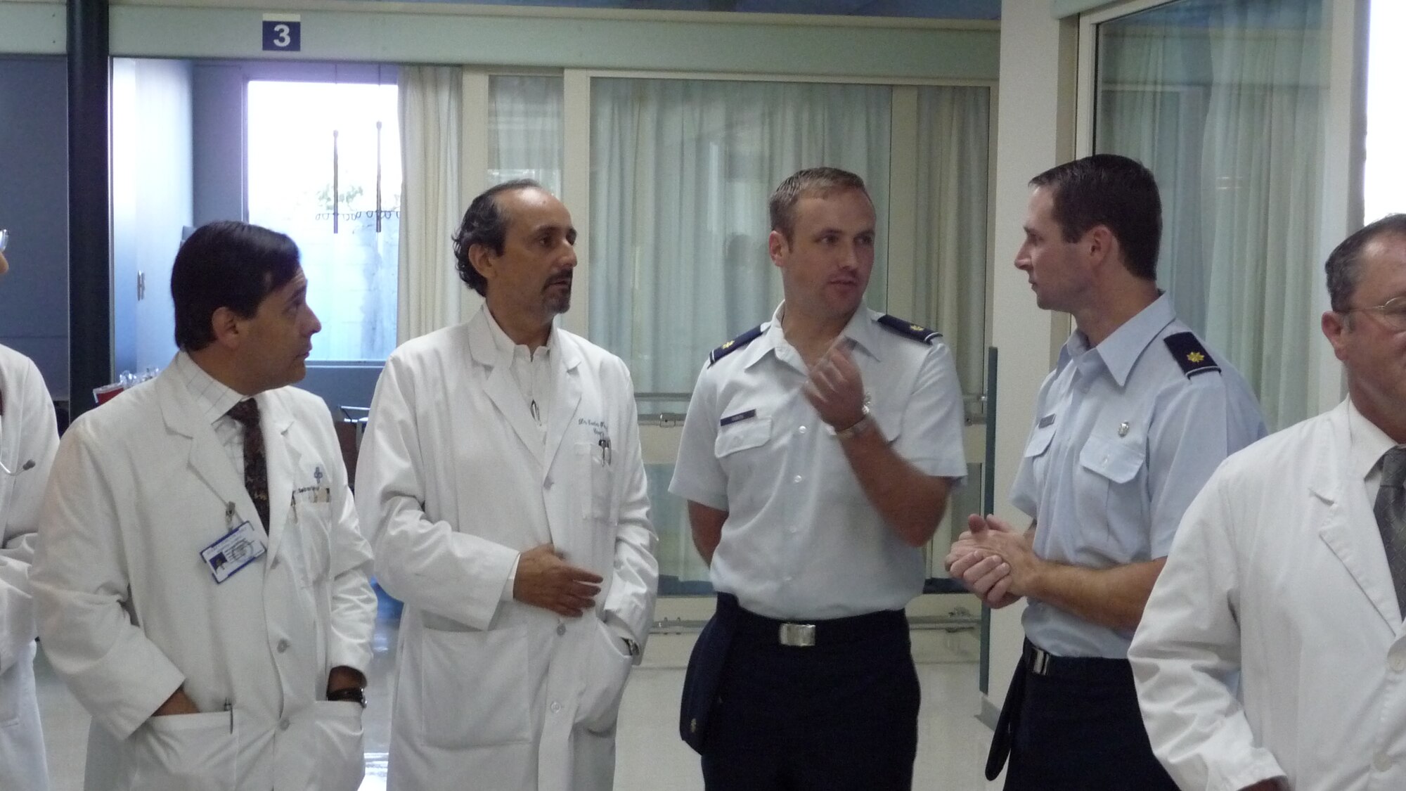 Majors Mark Gunst (right) and Joseph DuBose (left), staff surgeons with the 59th Surgical Specialties Squadron at Wilford Hall Medical Center, confer with doctors from the Chilean Air Force hospital in Santiago, Chile 5 Nov.  The tour marks the end of the doctor’s exchange at Operation Southern Partner, an AFSOUTH-led event aimed at providing intensive, periodic subject matter exchanges with partner nations in the U.S. Southern Command area of focus.  The all-new program features more than 70 U.S. Air Force subject matter experts from about 25 career fields working alongside partner nation military members in similar career specialties during week-long exchanges.  Later, the Air Force doctors were able to sit in on a lecture where Chilean doctors evaluated different courses of action to treat patients. (Photo  by Capt. Nathan D. Broshear)