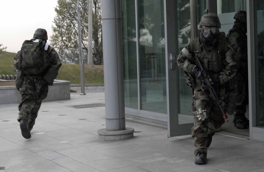 OSAN AIR BASE, Republic of Korea – Members of the 51st Security Forces Squadron scramble to their locations as they prepare to escort 51st Fighter Wing personnel to an alternate location following a simulated chemical missile attack during Exercise Beverly Bulldog 08-04 Nov. 6 The week-long exercise tests Team Osan’s readiness and ability to execute combat operations, receive follow-on forces and defend the base from attack. (U.S. Air Force/Staff Sgt. Lakisha Croley)