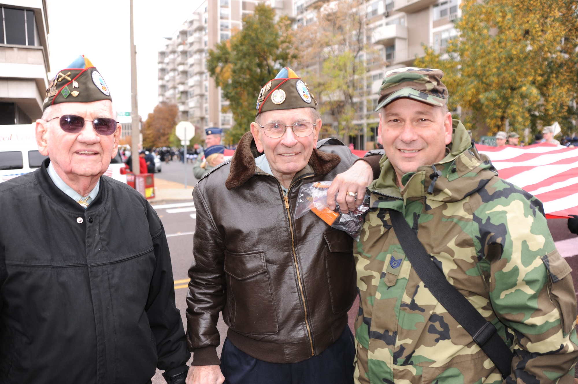 932nd Airlift Wing member Tech. Sgt. Gerald Sonnenberg met with two World War II veterans moments before participating in the 2008 Veteran's Parade in downtown St. Louis.  He has a degree in history and enjoyed meeting these veterans from America's treasured past.  (U.S. Air Force photo/Maj. Stan Paregien)