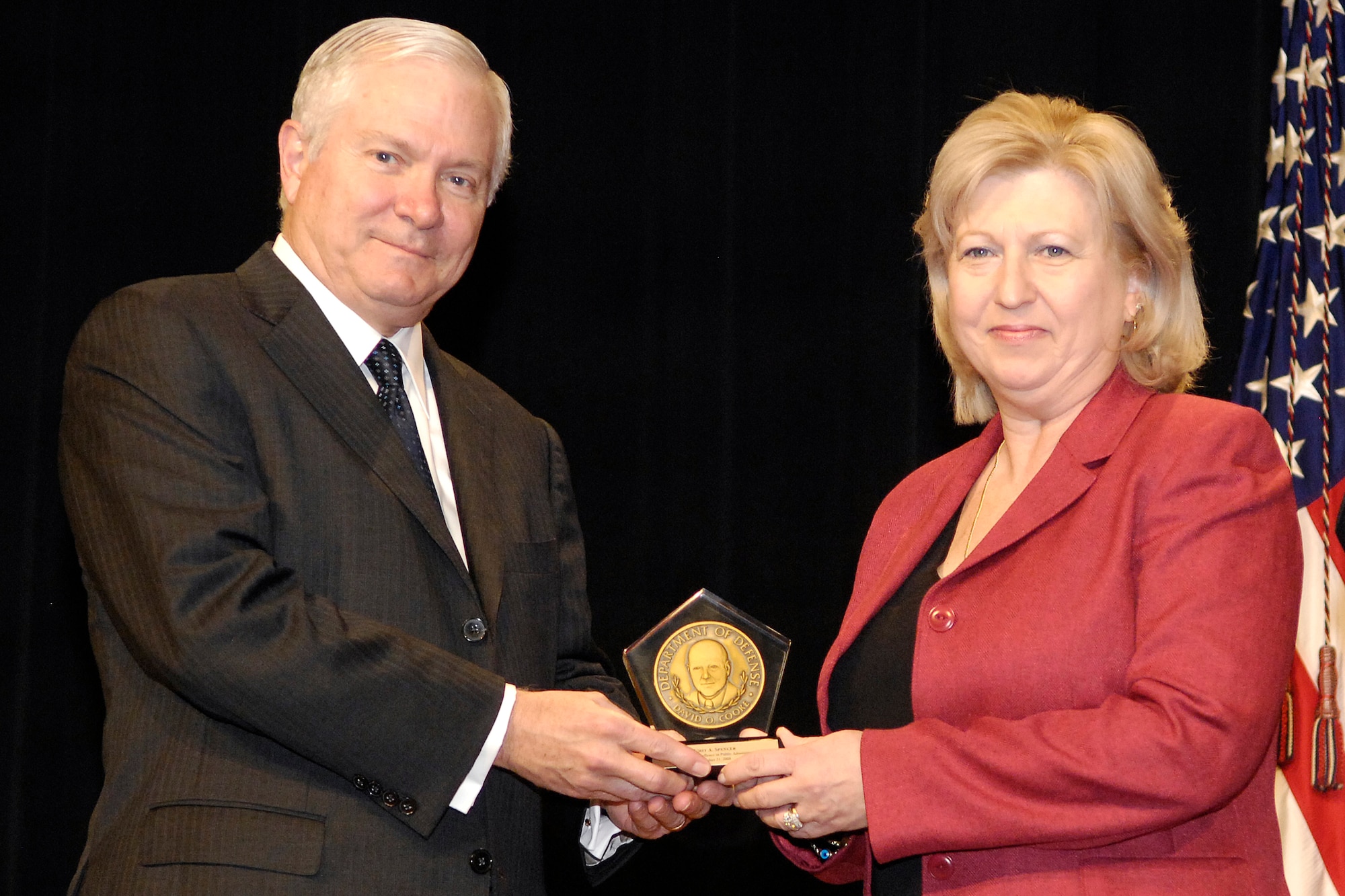 Defense Secretary Robert M. Gates presents Umit A. Spencer the David O. Cooke Excellence in Public Administration Award at the Pentagon, Oct. 21, 2008. Spencer, housing maintenance contract monitor with the 354th Civil Engineering Squadron on Eielson Air Force Base, Alaska, was honored for improving and maintaining 1,474 military family housing units, 48 playgrounds and five athletic courts. (U.S. Navy photo/Petty Officer 2nd Class Molly A. Burgess)