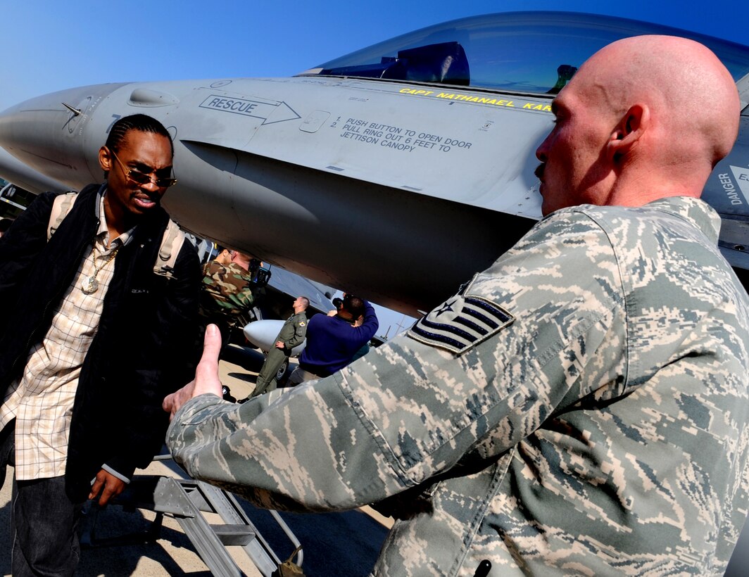 U.S. Air Force Tech. Sgt. William Brown, an F-16 crew chief, tells Rapper D-Roc of the duo The Ying Yang Twins about F-16 capabilities during a visit to Kunsan Air Base, Korea, Nov. 12, 2008. D-Roc is on a USO tour accompanying Vice Chairman of the Joint Chiefs of Staff U.S. Marine Gen. James E. Cartwright. 