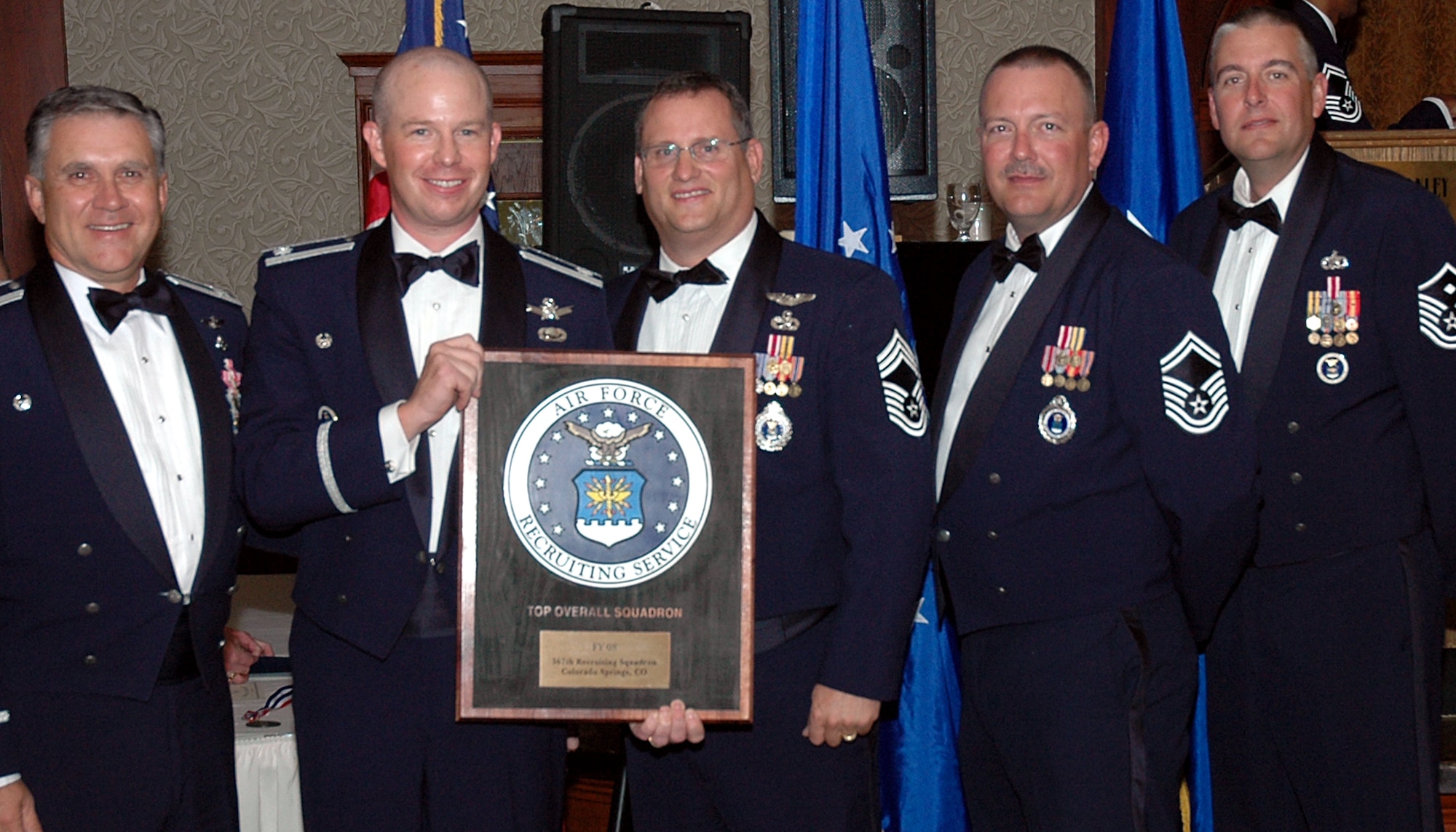 Lt. Col. Scott Maethner, 367th Recruiting Squadron commander, shows the Air Force Recruiting Service Top Overall Squadron award presented by Col. William Welch, left, mobilization assistant to the AFRS commander, at the unit’s annual awards banquet Oct. 20 in Estes Park, Colo. Also accepting the award on behalf of the unit are, from center to right, Chief Master Sgt. John Mellon, superintendent; Senior Master Sgt. James Roulette, production superintendent, and Master Sgt. Kurt Stoefen, first sergeant. (U.S. Air Force photo)
