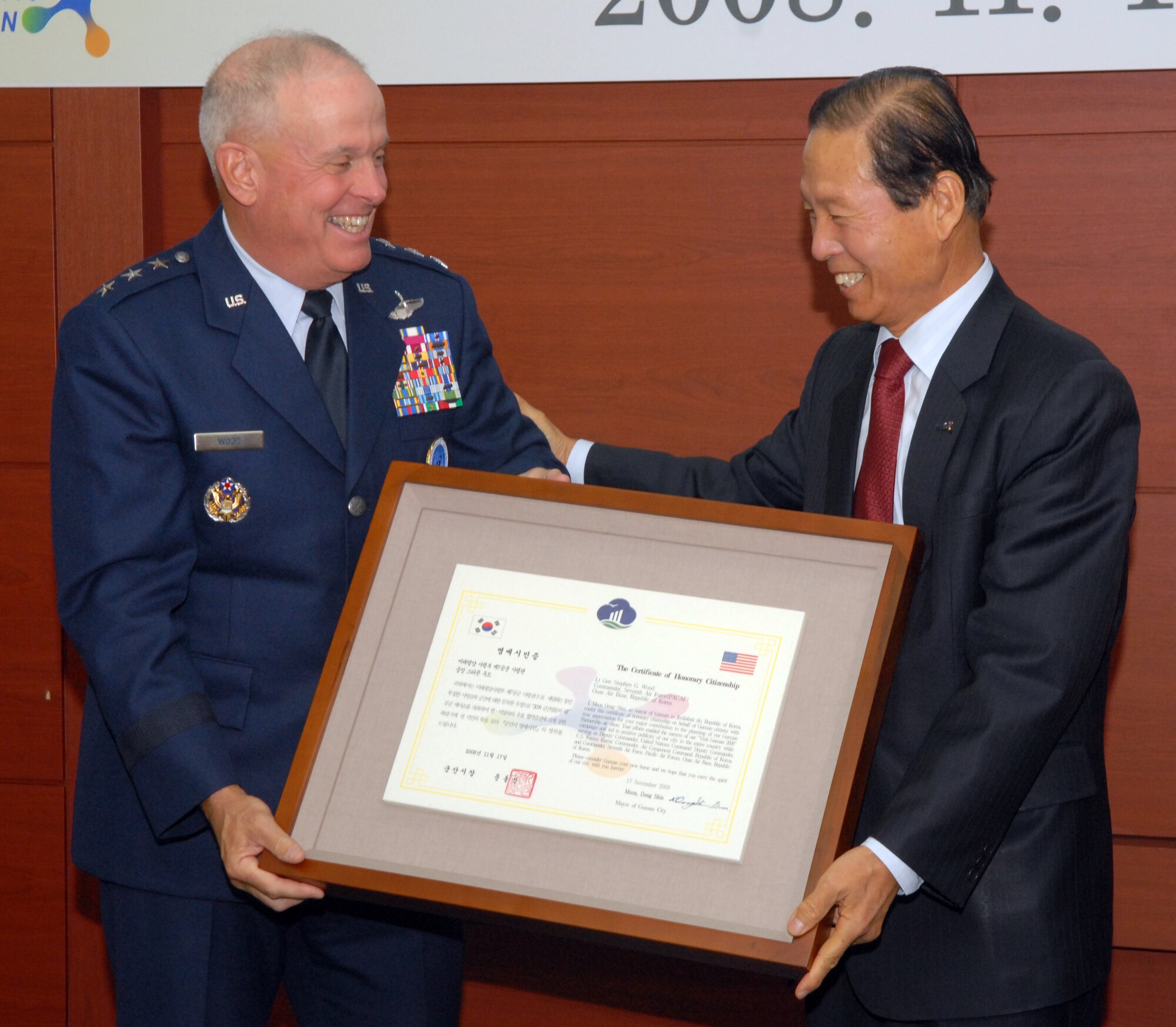 Lieutenant Gen. Stephen Wood, 7th Air Force commander, is awarded Honorary Citizenship to the city of Gunsan by Mayor Dong Shin Moon at the Gunsan City Hall, Republic of Korea, Nov. 17, 2008. (U.S. Air Force photo/Senior Airman Gustavo Gonzalez) 