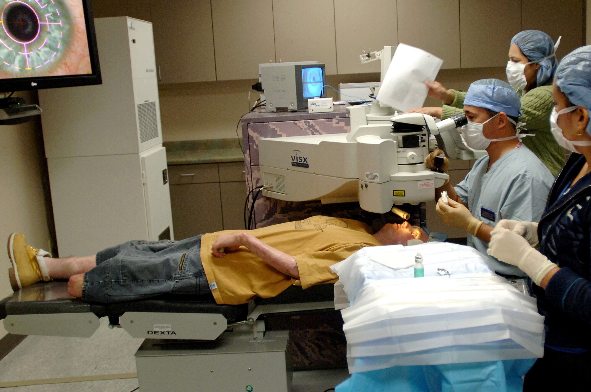 Lt. Col. (Dr.) Charles Reilly, chief of cornea refractive surgery services, performs laser eye surgery on Army Sergeant Robert Stephenson, 3rd Battalion 509th Parachute Infantry Regiment, Nov. 12 at Lackland Air Force Base, Texas. Sergeant Stephenson is a wounded warrior who received laser eye surgery to make his daily routine easier. (U.S. Air Force photo by Staff Sgt. Erin M. Peterson)