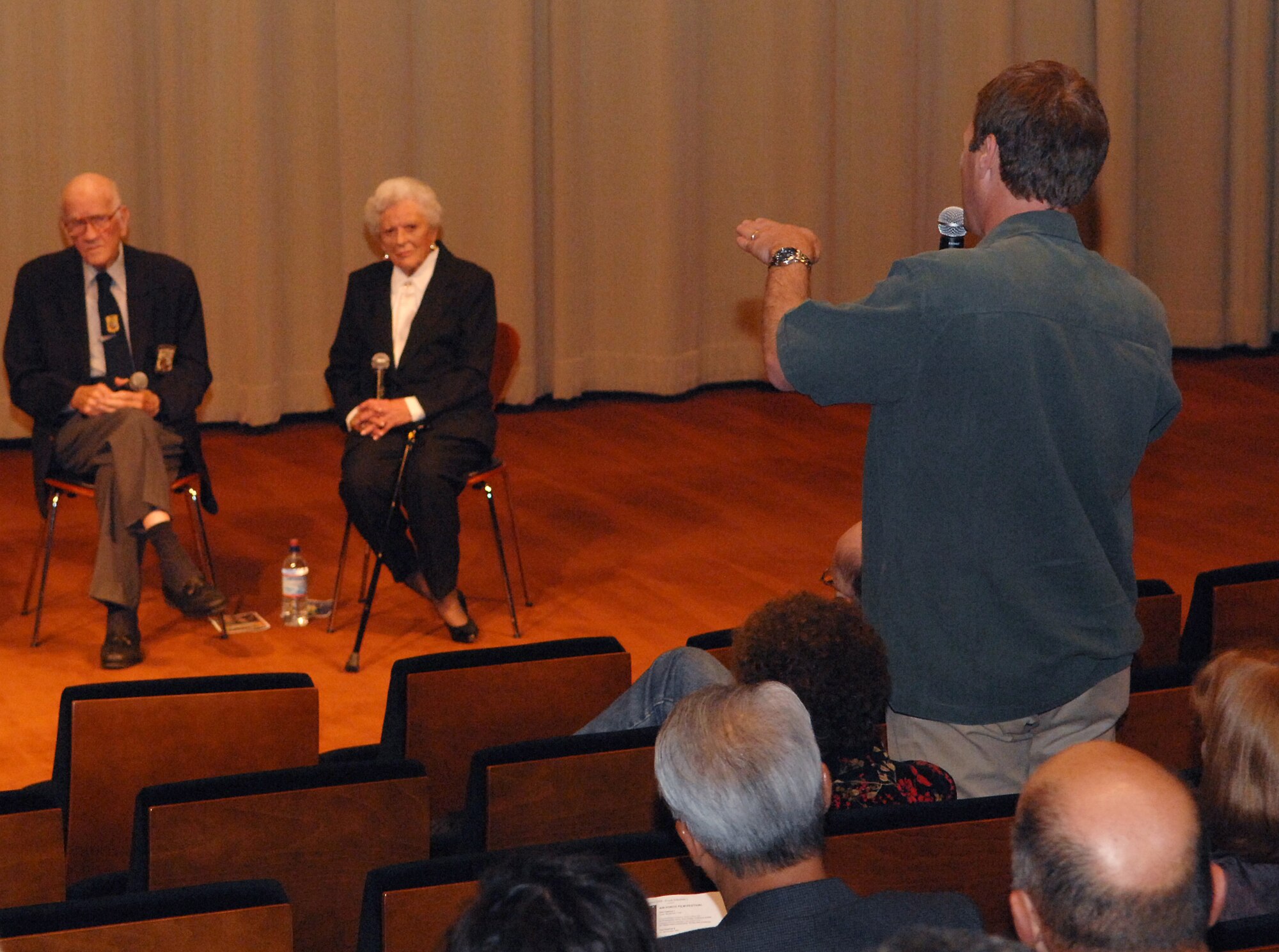 An audience member asks the Doolittle Raiders questions about their experiences during World War II before the showing of “Thirty Seconds Over Tokyo” part of Los Angeles Air Force Film Festival, Nov. 18, 2008. (U.S. Air Force photo by Senior Airman Ashley Moreno)