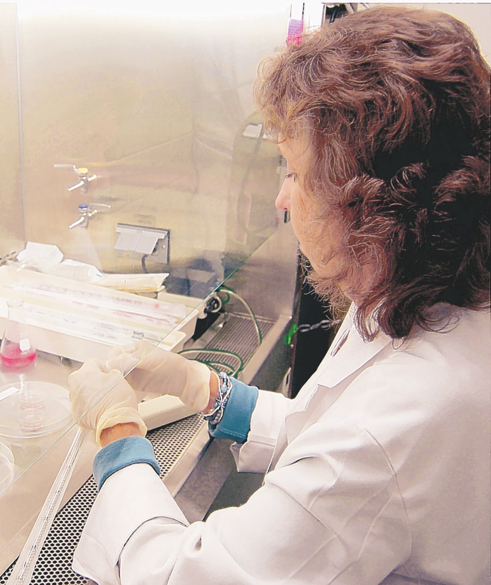 Cytogenetic technologist Gayle Bowman changes media on an amniotic fluid culture. (Photo by Steve Pivnick)