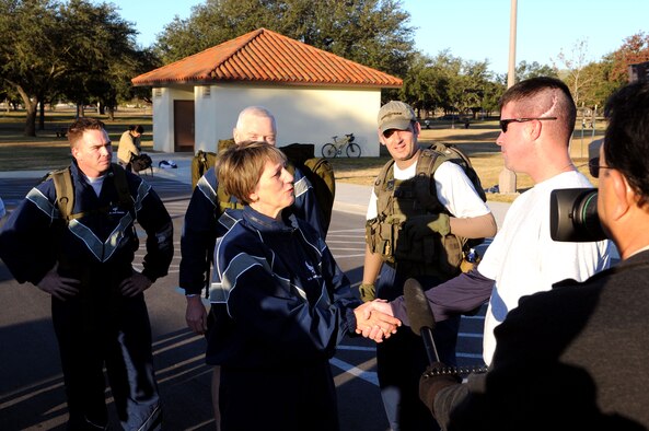 Maj. Gen. K.C. McClain, Air Force Personnel Center commander, greets Staff Sgt. Scott Lilley at the AFPC Warrior Care Run on Nov. 25, 2008, at Randolph Air Force Base, Texas. Sergeant Lilley is an Air Force wounded warrior currently stationed at Lackland AFB, Texas, who spoke at the event. (USAF Photo by Don Lindsey)