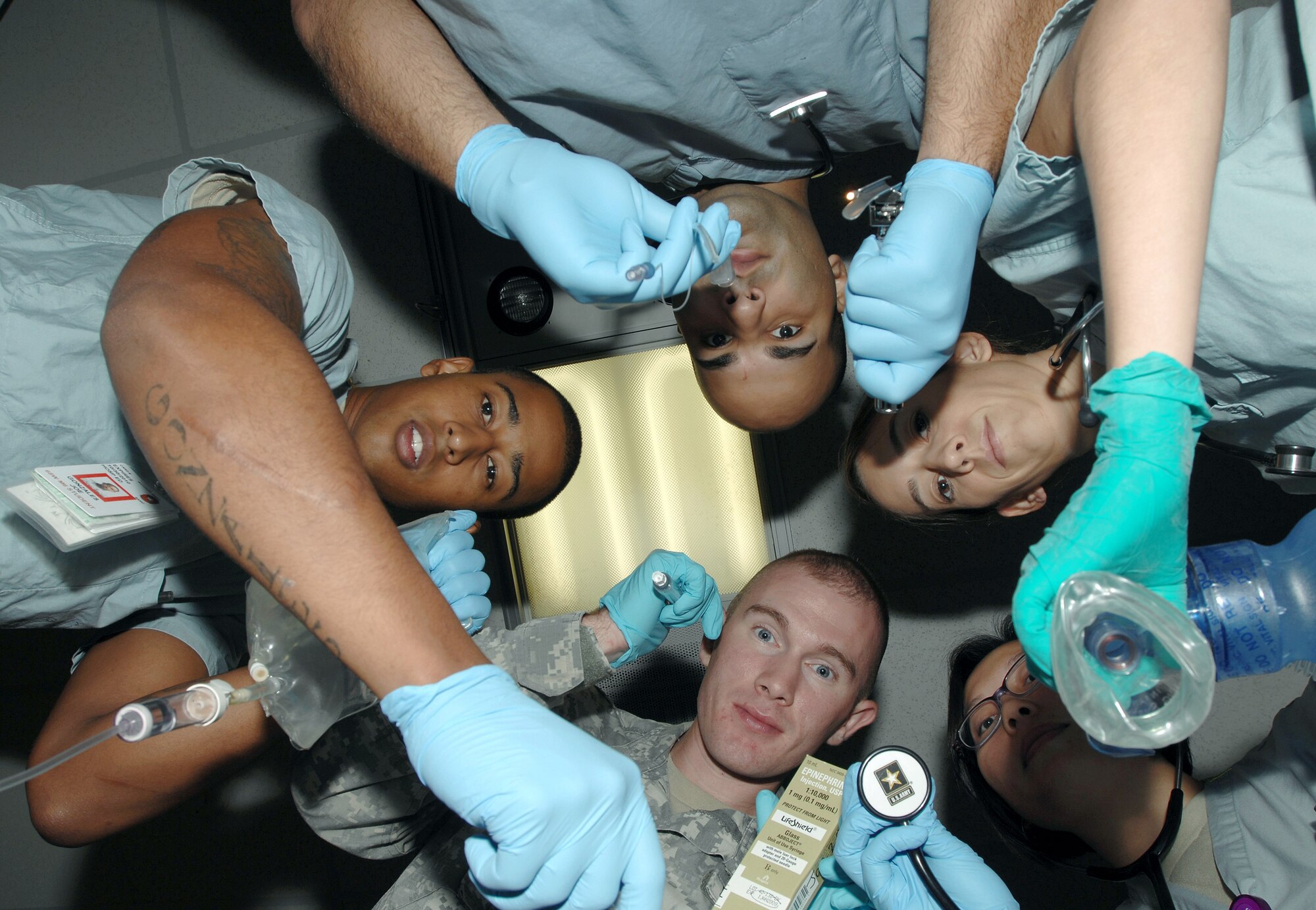 Air Force and Army residents train together at the Wilford Hall Medical Center's simulation center at Lackland Air Force Base, Texas.  The simulation center uses realistic mannequins and situations to train medical personnel.  (U.S. Air Force photo/Senior Airman Robert Barnett)
