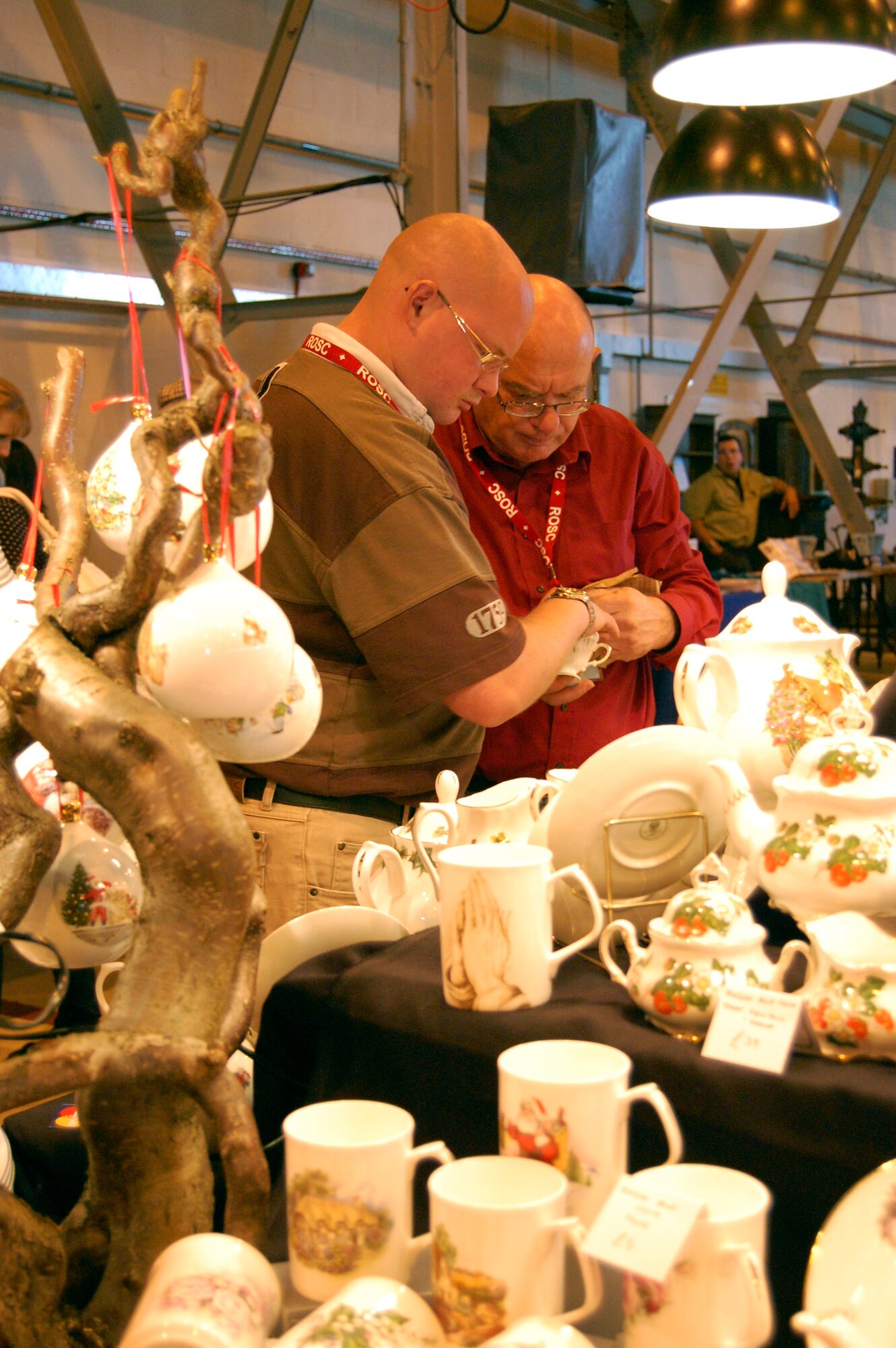 RAF Lakenheath shoppers browse through various items sold by vendors from the local area during the base’s annual Holiday Bazaar, Sept. 28. More than 100 vendors attend the Bazaar Sept.  26 to 28. (Air Force photo by Senior Airman Stacy Sanchez)