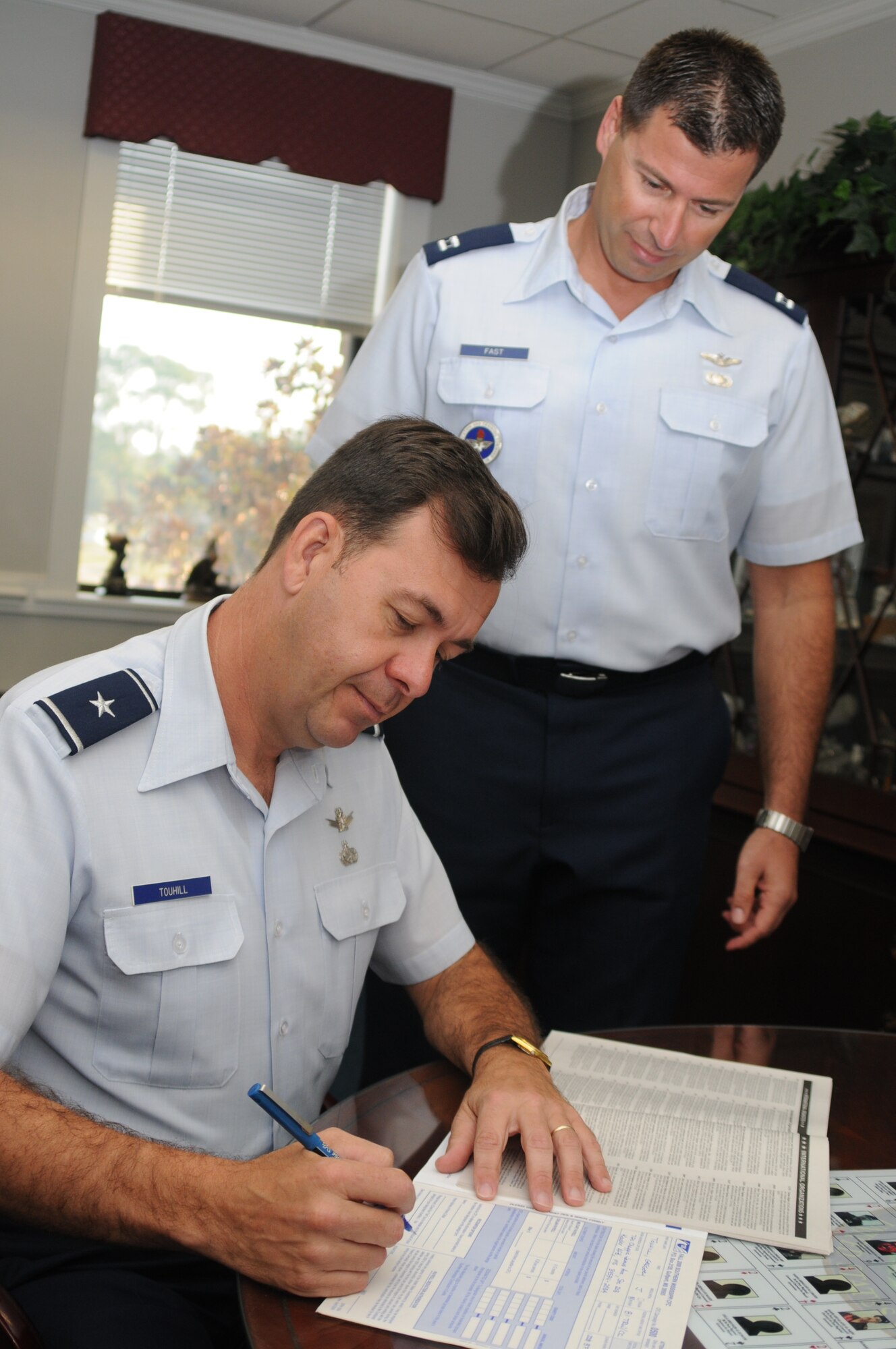 Brig. Gen. Greg Touhill, left, 81st Training Wing commander, signs his pledge for the 2008 Combined Federal Campaign for Capt. Tim Fast, project officer.  Keesler’s campaign runs through Oct. 31.  (U.S. Air Force photo by Kemberly Groue)