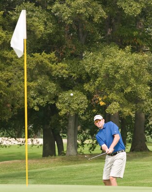 DOVER AIR FORCE BASE, Del. – Tech. Sgt. Steve Dirksen, 9th Airlift Squadron, chips on to the green Sept. 30 at the Eagles Creek Golf Course for the 2008 Golf Championship. The 9th AS won first place. (U.S. Air Force photo/Tom Randle)