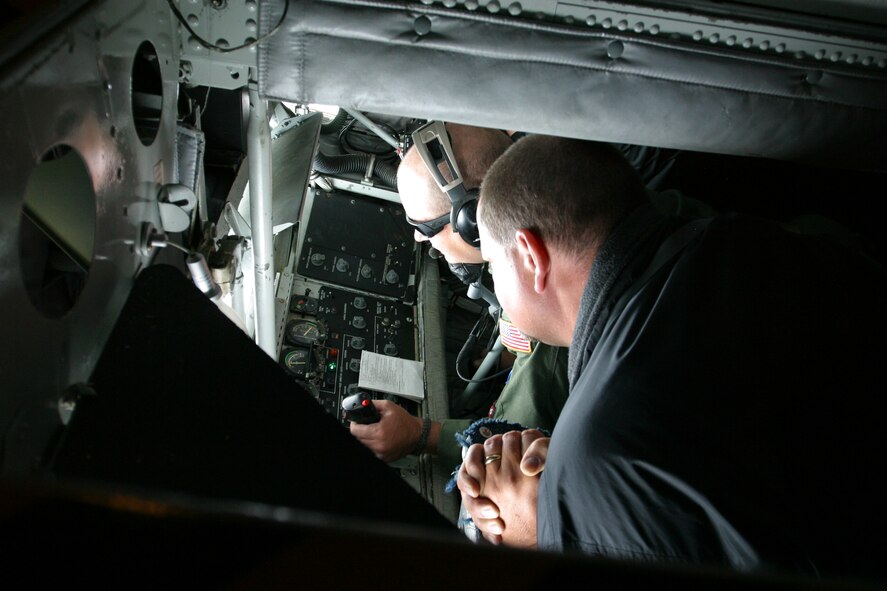 Gary Sheffield of Trugreen Lawn Care looks over the shoulder of Tech. Sgt. Tony Kalakis of the Utah Air National Guard as he performs an aerial refueling of an F-16 Fighting Flacon. Civilian employers of traditional reservists had the opportunity to see refueling aboard a KC-135 Saturday as part of the 419th Fighter Wing’s annual Employer Appreciation Day.  (U.S. Air Force photo/Staff Sgt. Kyle Brasier)