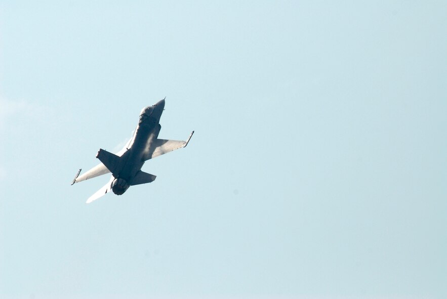 KUSAN AIR BASE, Republic Of Korea -- An F-16 with the Pacific Air Forces Demonstration Team out of the 35th Fighter Wing, Misawa Air Base, Japan, performs during the 2008 Gunsan Airshow here, Oct. 5. More than 250,000 people were attracted to the two-day event held in the city of Gunsan, Oct. 4-5. (U.S. Air Force photo/Staff Sgt. Jason Colbert)