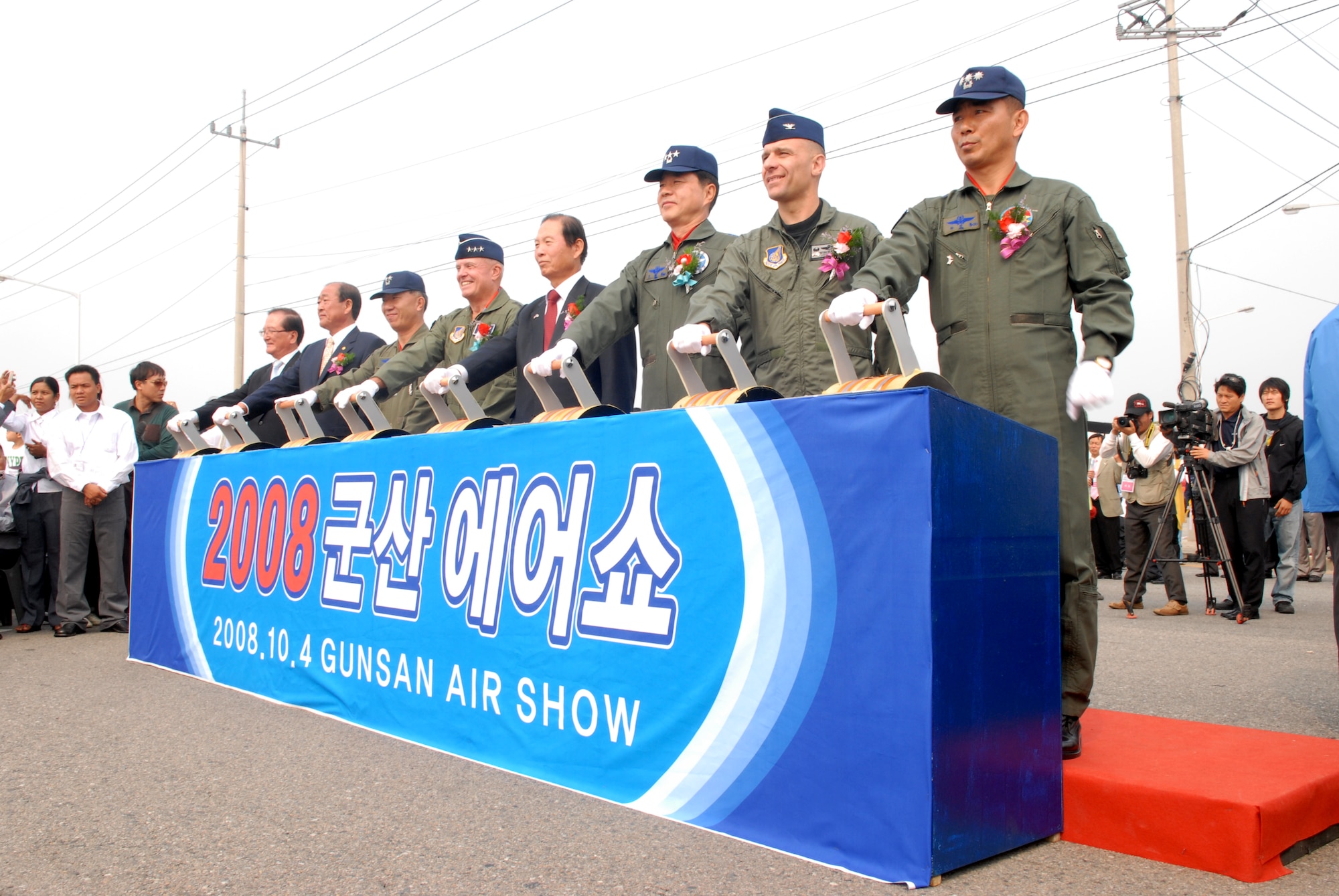 KUNSAN AIR BASE, Republic of Korea -- Leadership from the City of Gunsan, 7th Air Force, and the Republic of Korea Air Forces join together to start the Gunsan partnership air show off with a bang here, Oct. 4.The City of Gunsan, 8th Fighter Wing and Republic of Korea Air Forces’ 38th Fighter Group hosted the first ever partnership Air Show in Gunsan, Oct. 4-5. (U.S. Air Force photo by: Senior Airman Angela Ruiz)