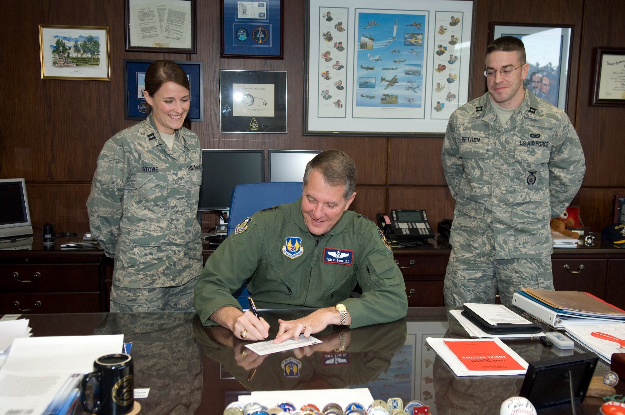 HANSCOM AFB, Mass. – Lt. Gen. Ted Bowlds (center), Electronic Systems Center commander, fills out a Combined Federal Campaign contribution form as Hanscom’s CFC representatives, Capt. Kate Stowe (left) and Capt. Nick Petren (right) look on. Hanscom’s CFC campaign runs through Nov. 14. (U.S. Air Force photo by Rick Berry)